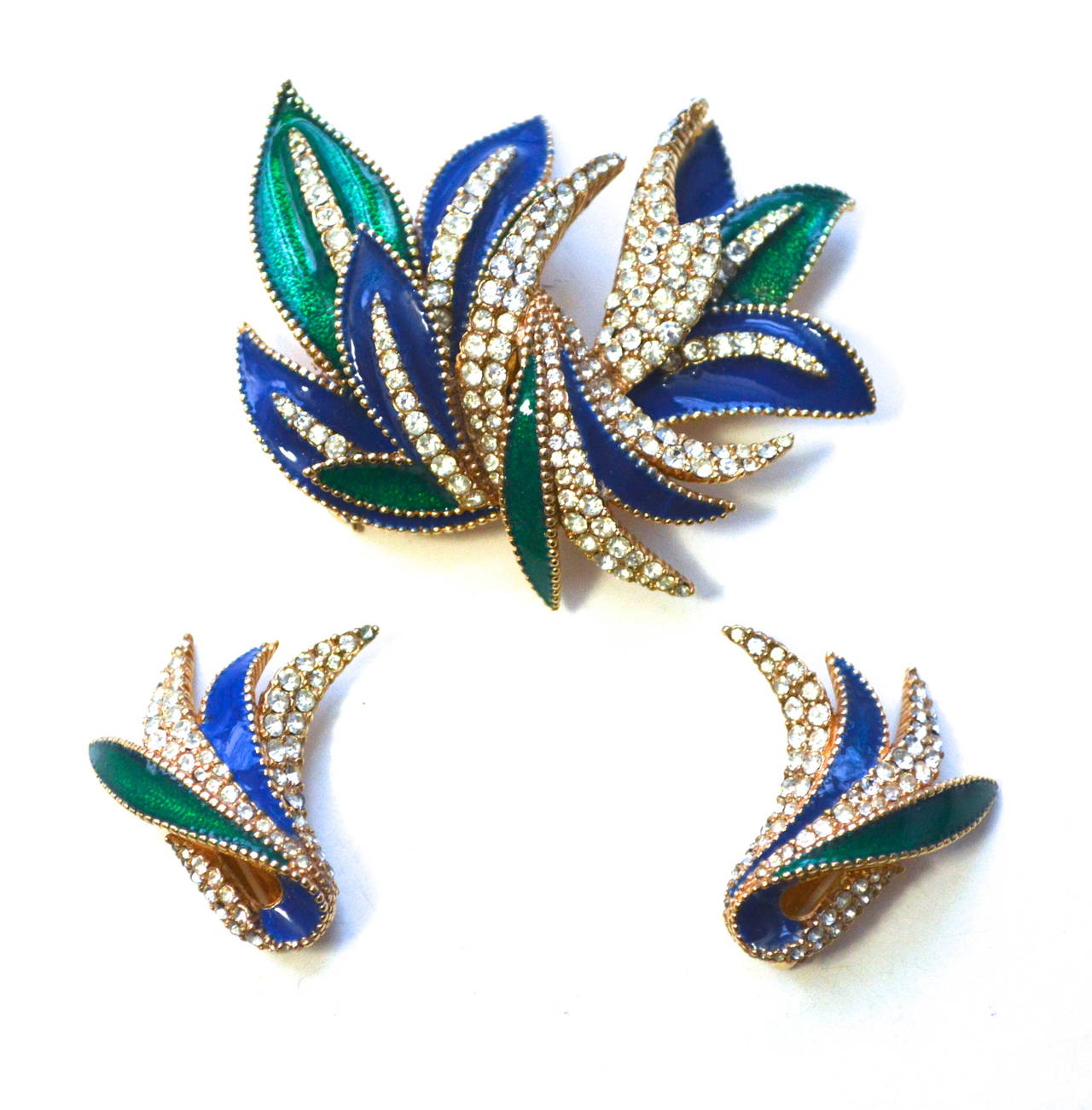 Ciner Enamel Brooch and Earrings In Excellent Condition In Litchfield County, CT
