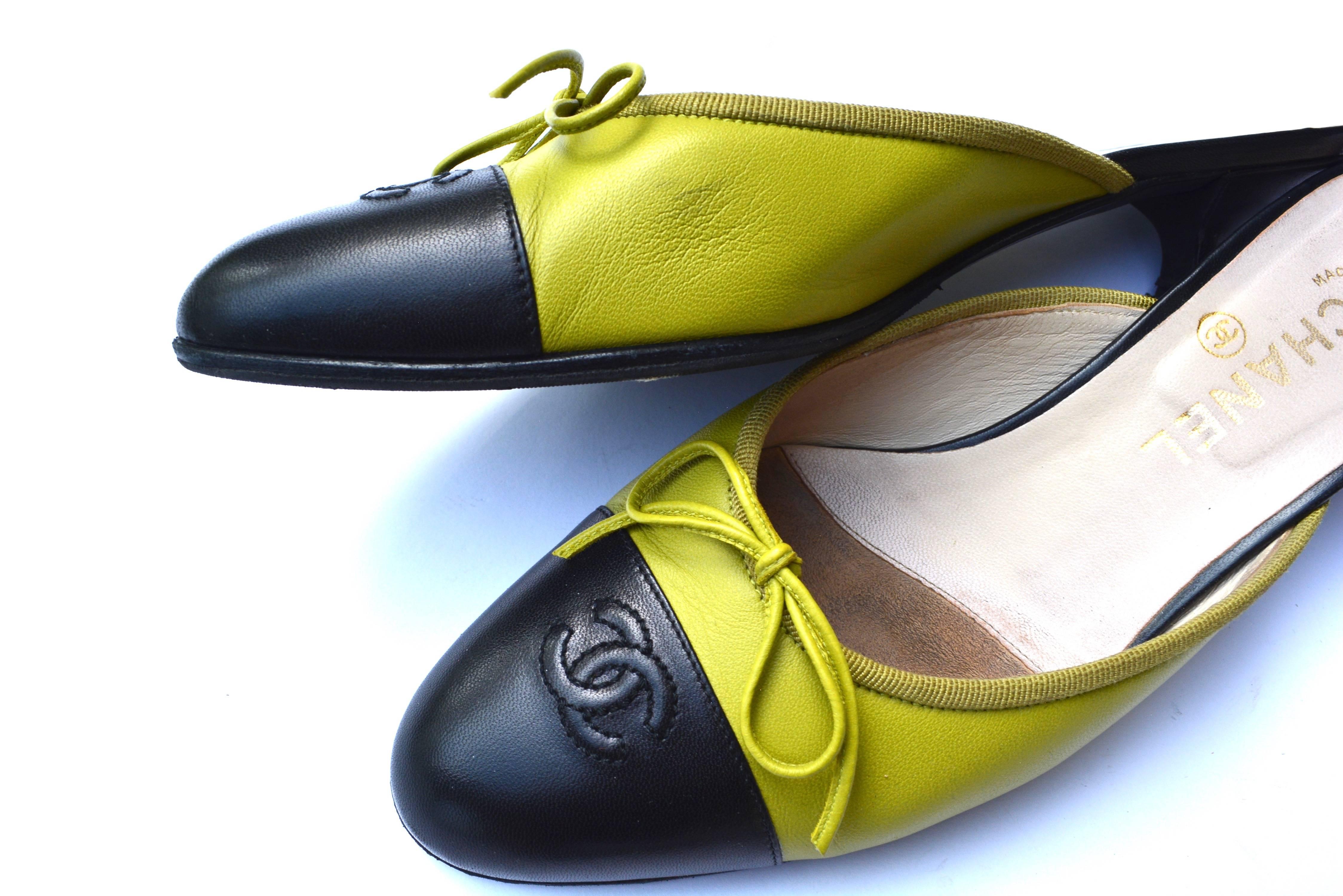 1990s Chanel lime and black slip on kitten heel shoe. Marked and bearing the logo. Condition is very good with mild wear.  Size 38. 