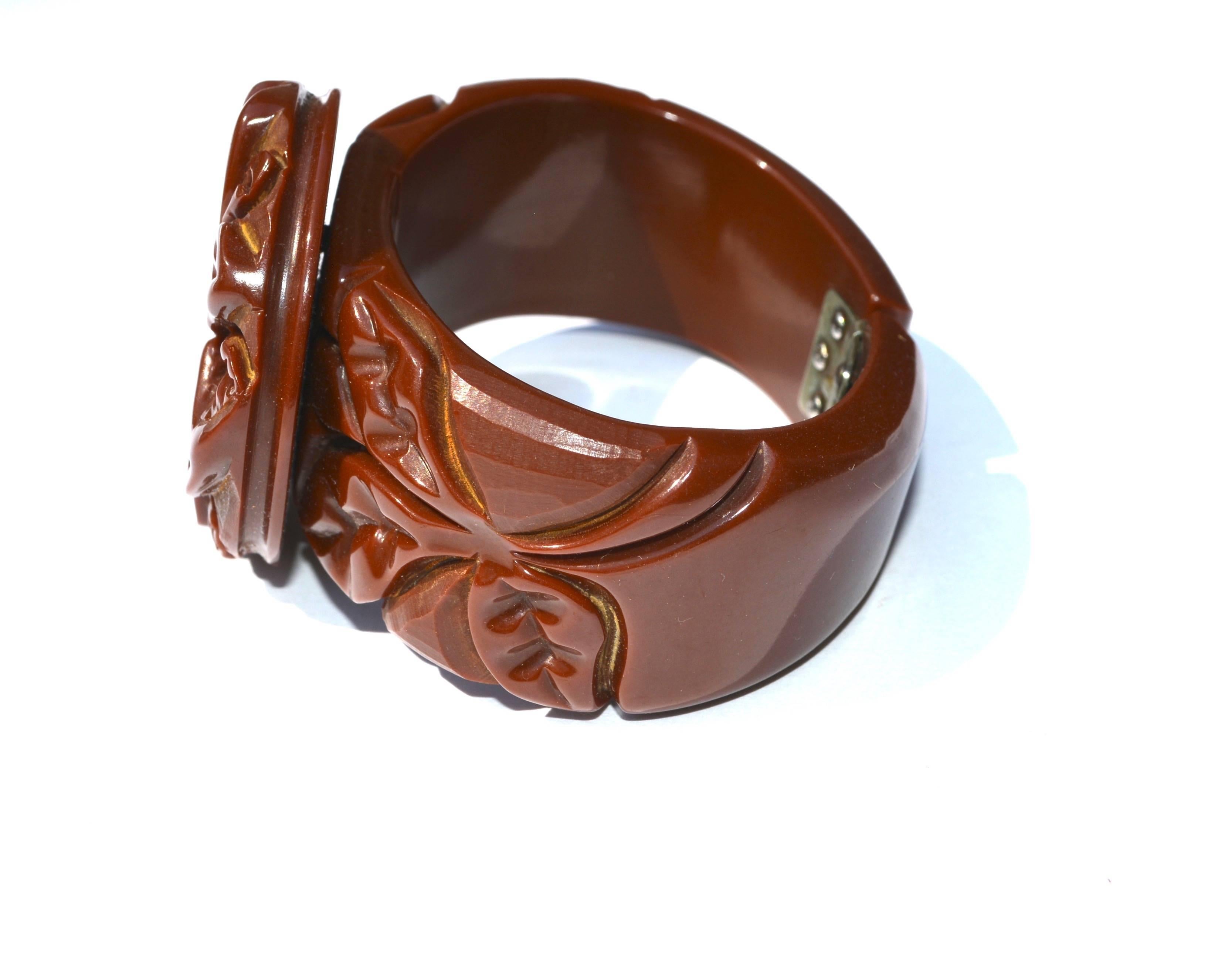 Bakelite Carved Bracelet In Excellent Condition For Sale In Litchfield County, CT