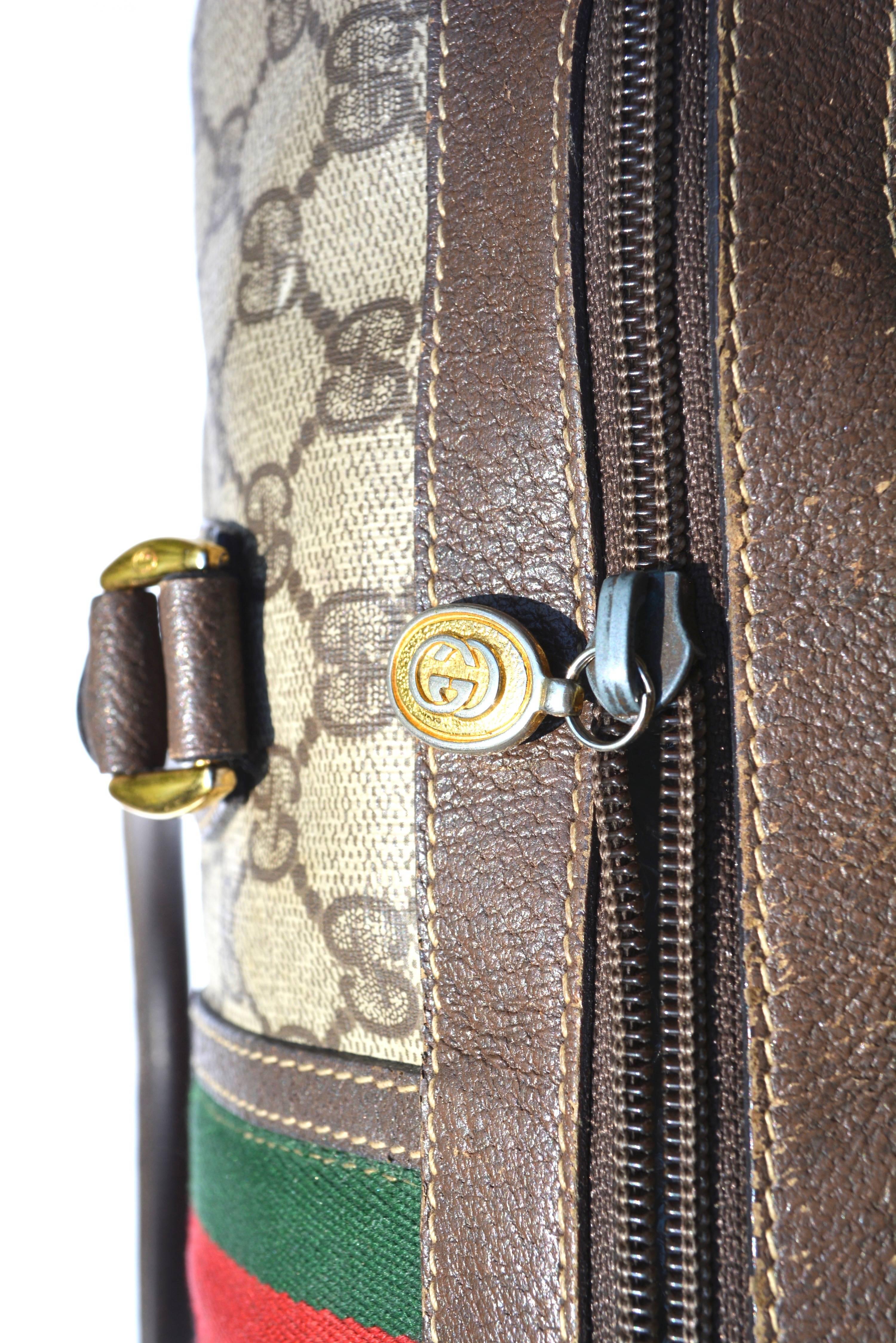1980s Gucci logo mini duffle handbag style. Around a 18