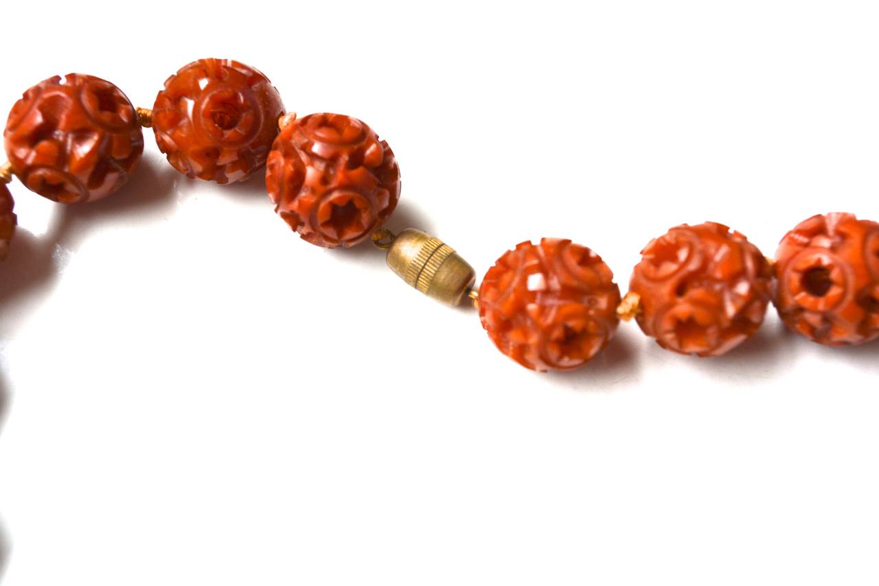 Carved 1940s Bakelite Bead Necklace In Excellent Condition In Litchfield County, CT
