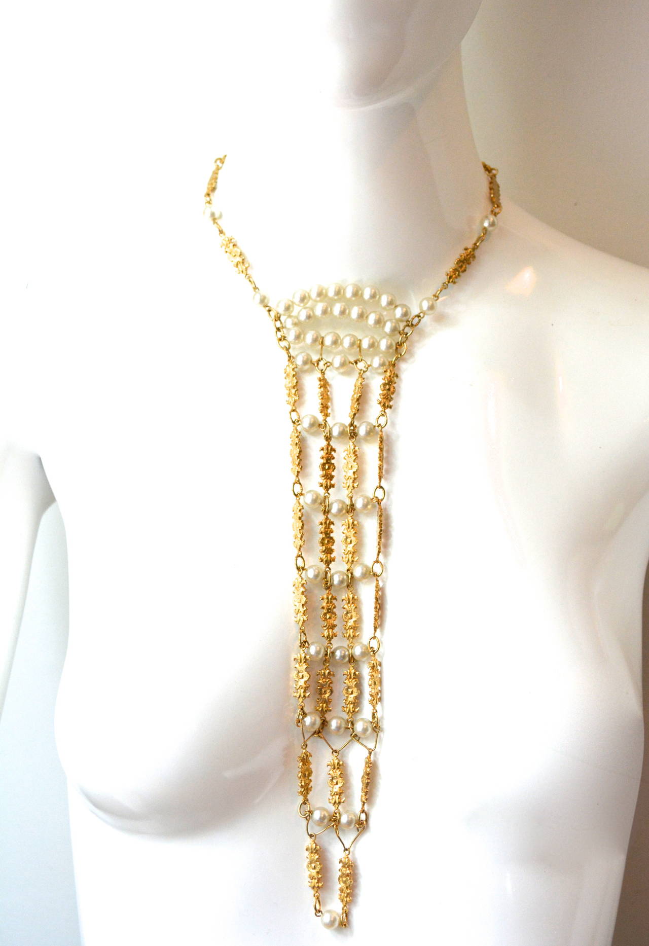 1960s Mod Pearl Body Jewelry Necklace In Excellent Condition For Sale In Litchfield County, CT