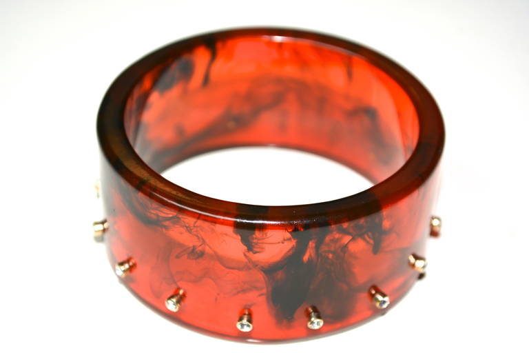 Lucite Rhinestone Studded Root Beer Cuff In Excellent Condition For Sale In Litchfield County, CT