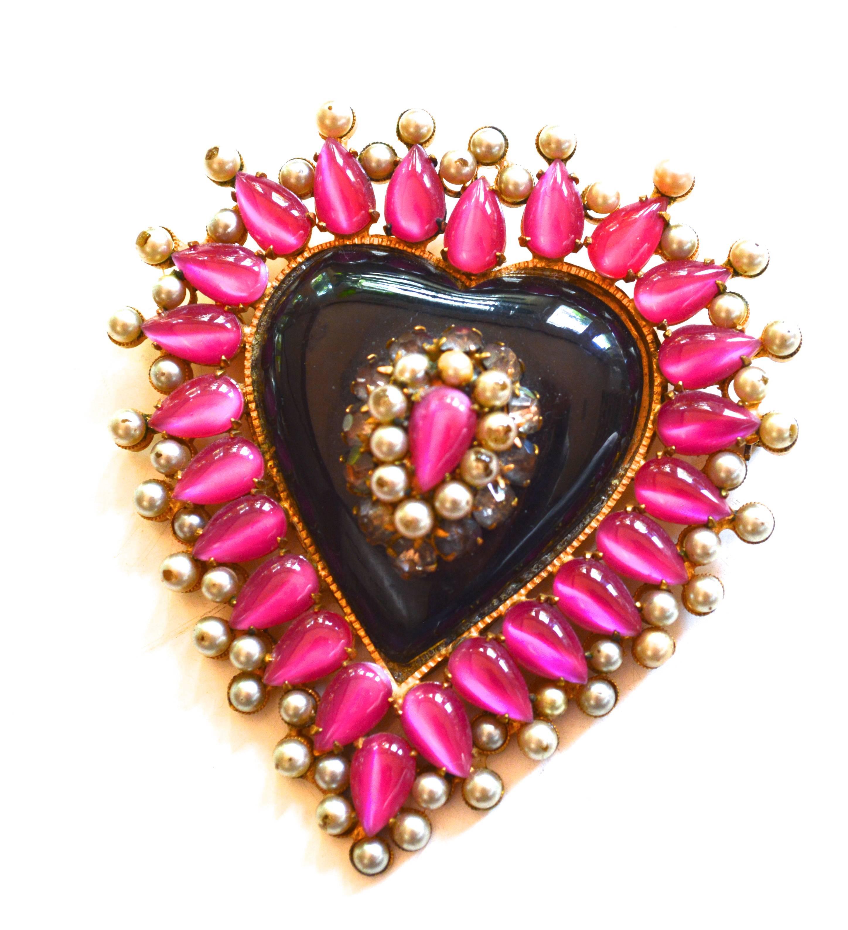 Women's or Men's 1940s Glass Heart and Bakelite Brooch For Sale