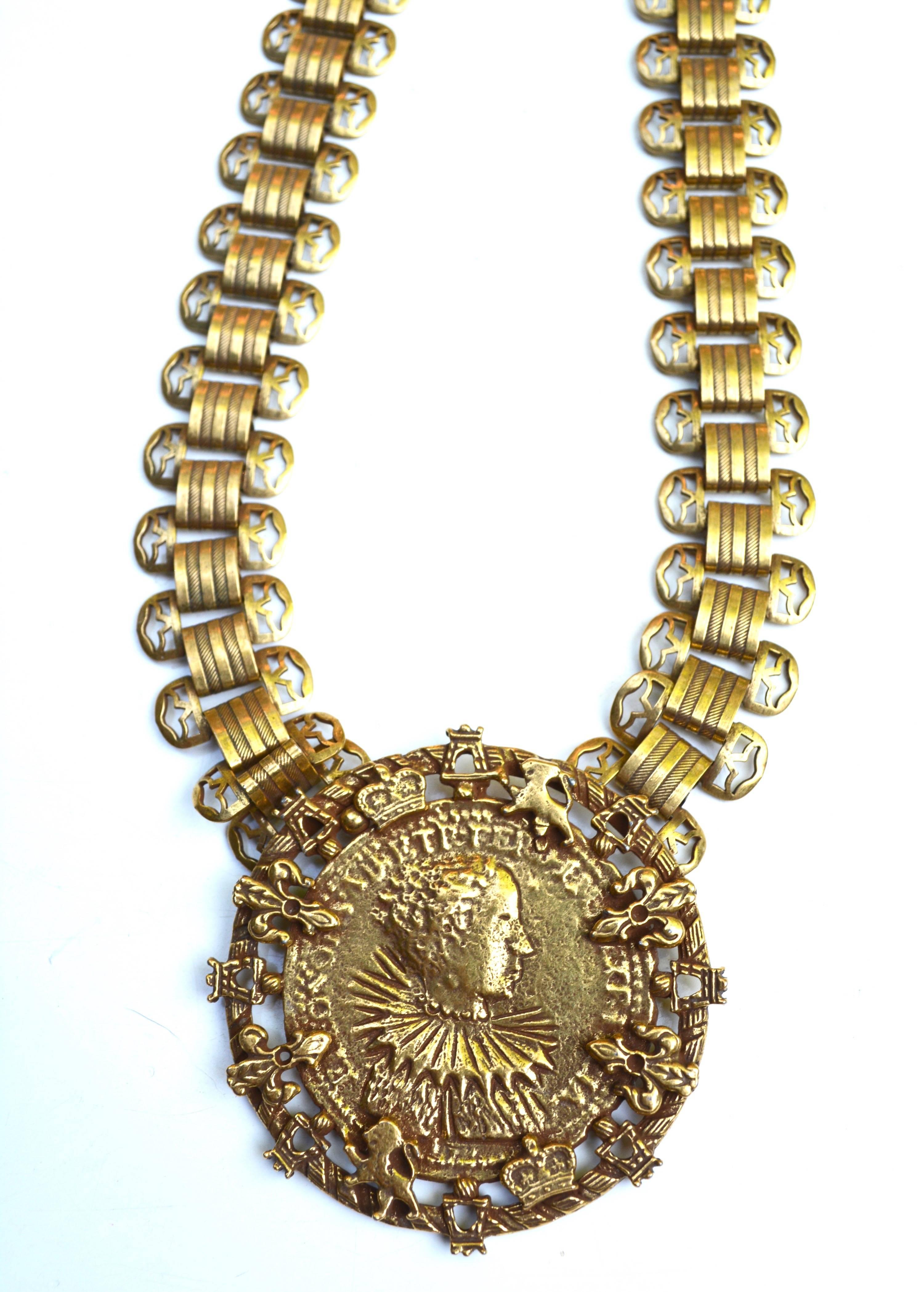 60s Goldette Medallion Necklace In Excellent Condition For Sale In Litchfield County, CT