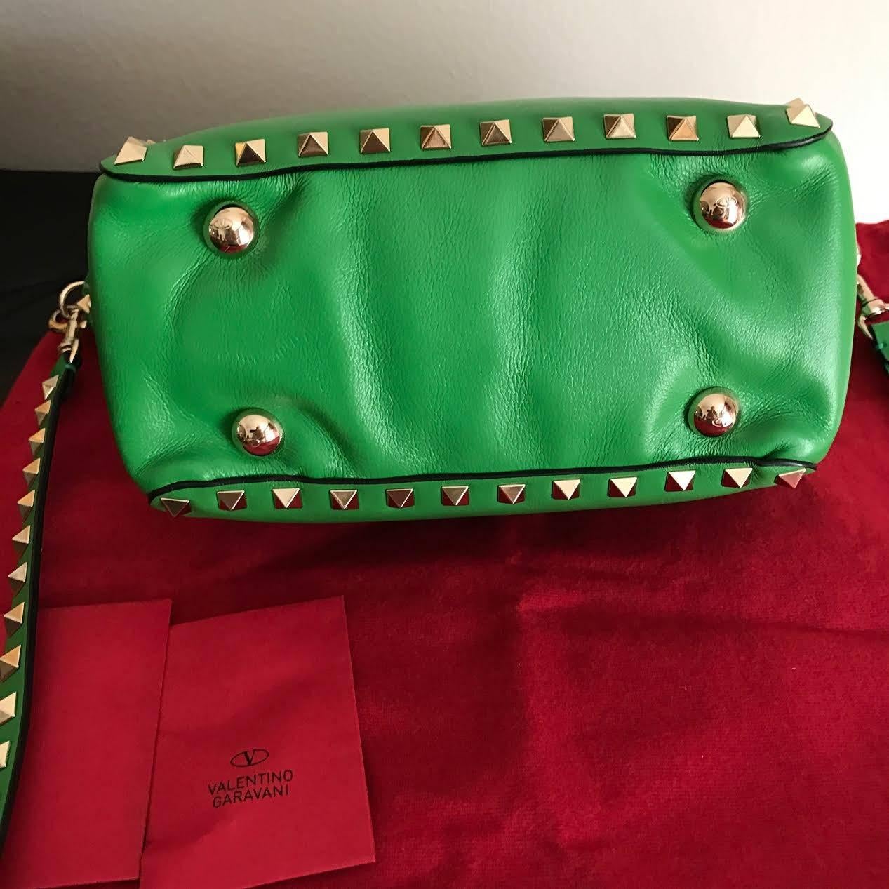 valentino mini rockstud 
green leather 
cm.19 (28) x 18 