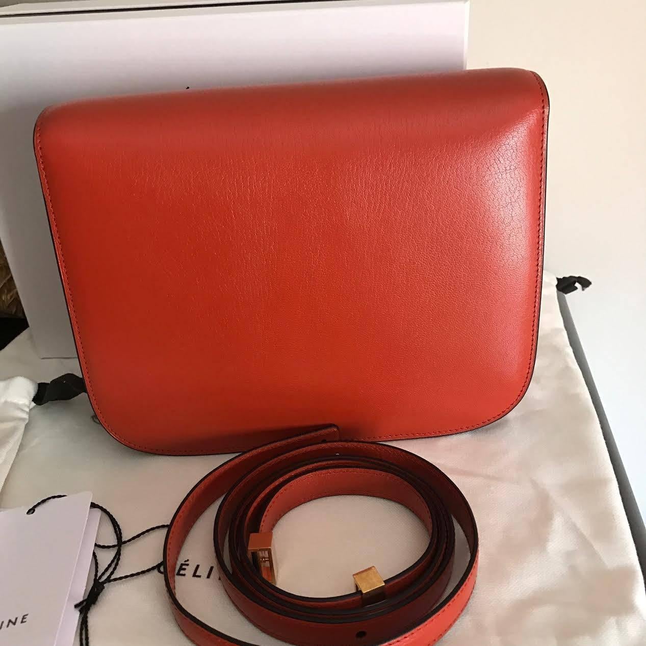 CELINE MEDIUM CLASSIC 
SHOULDER BAG BOX
CM. 24 X 18 
in cinnamom shiny goatskin 
inside red 
spring 2017