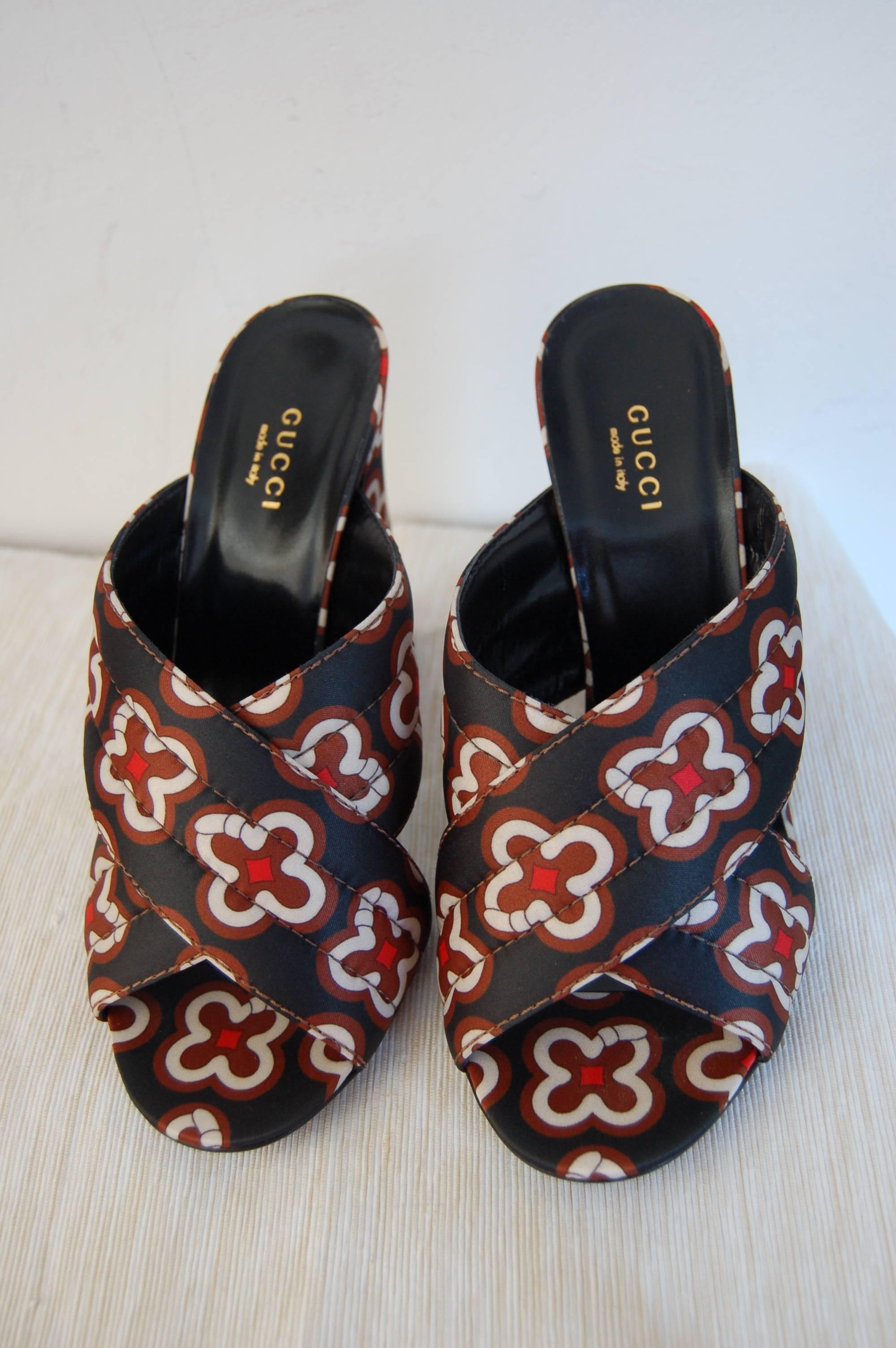 Gucci Sandals Mules
Petrol- colored satin new
size 39.5 (Italy)
high heel 12 cm.
Packing: dustbag, shoe box