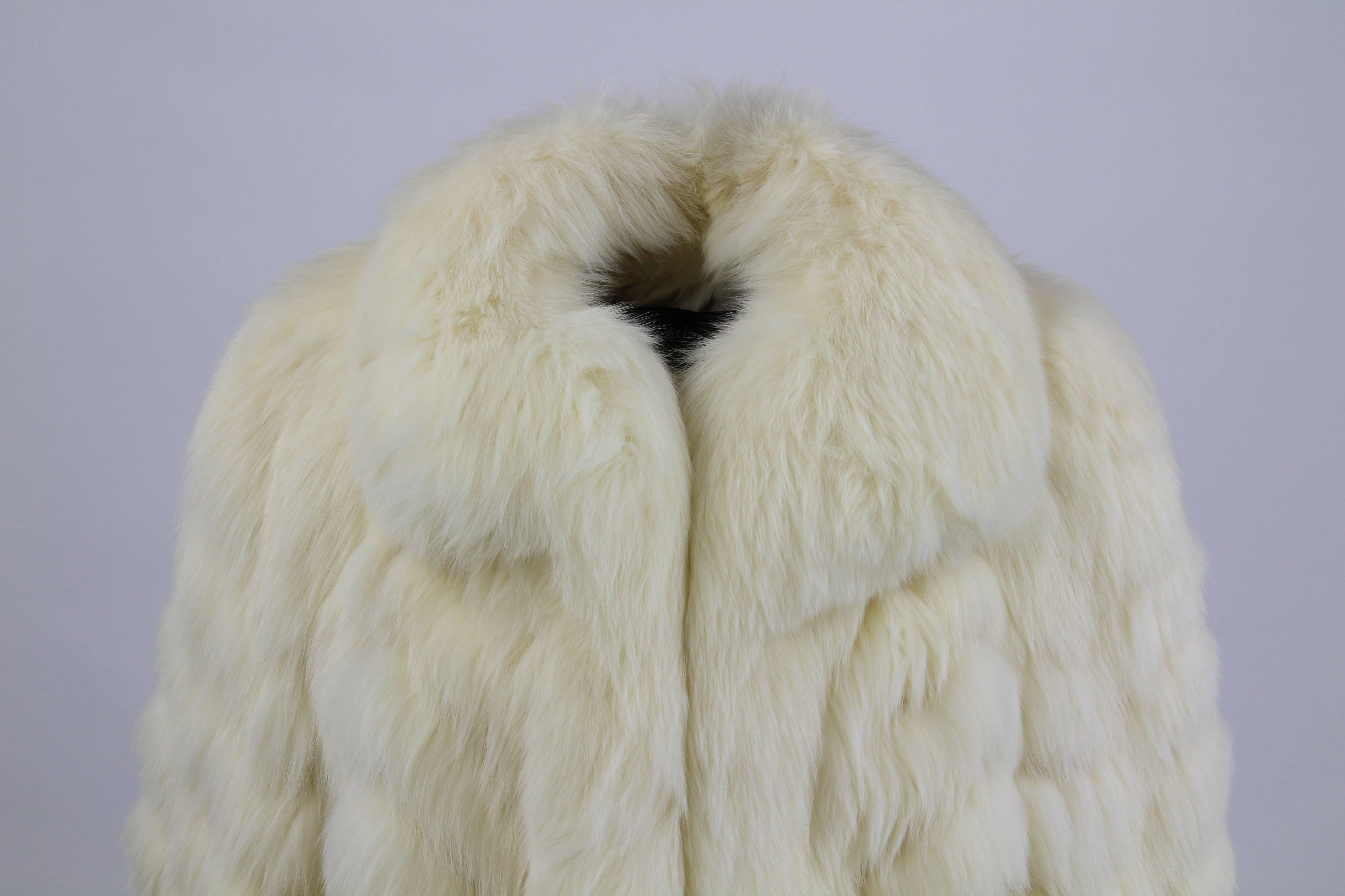 Late 1980s iconic white Christian Dior fur jacket featuring a sporty style and raglan-cut sleeves. 

Polar fox fur ("vulupus lagopus") of a premium artisanal quality.
The jacket was designed by Gianfranco Ferré.
Measurements: front 94