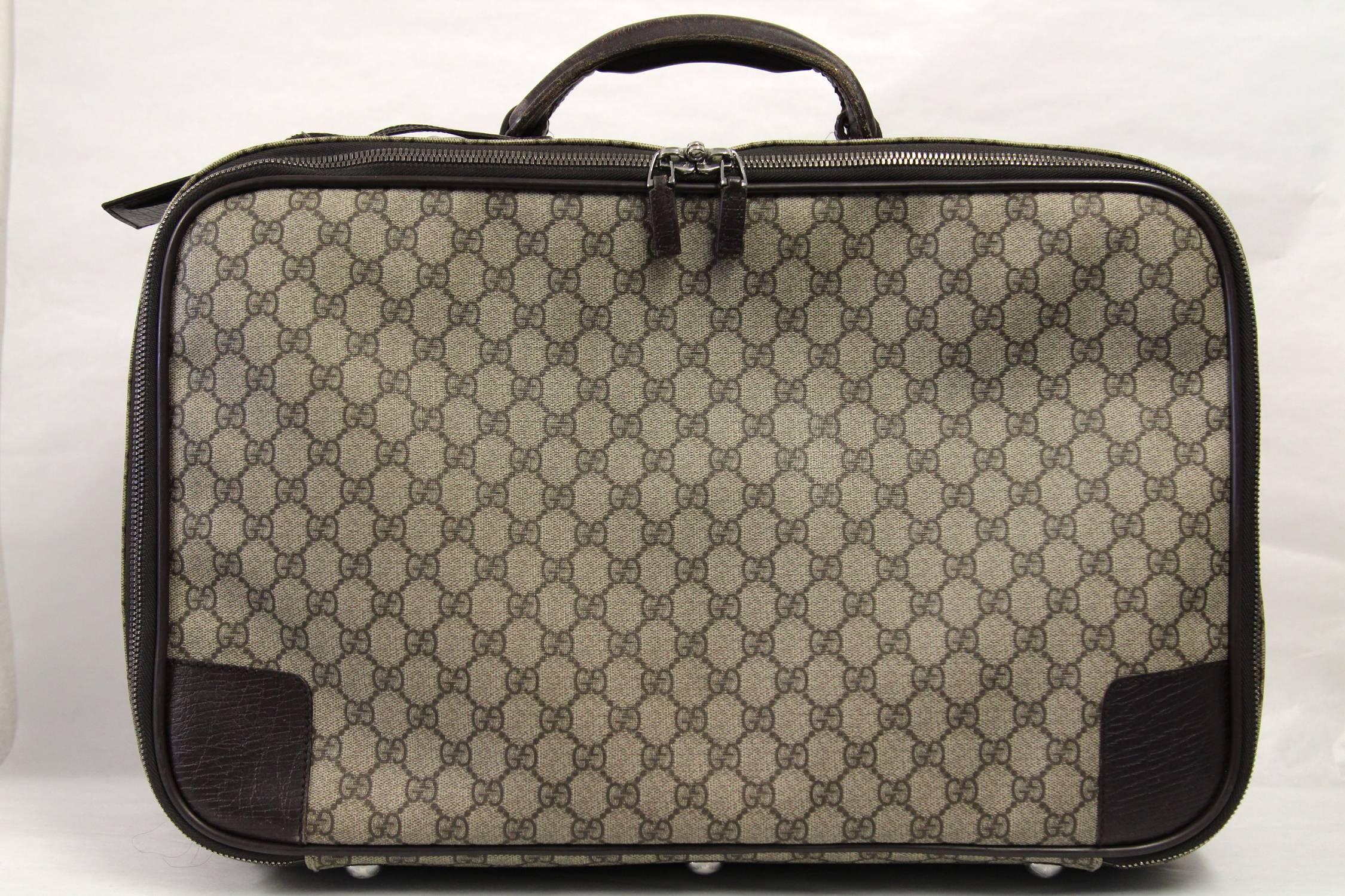 Amazing Gucci logo suitcase, in canvas and leather. Overall, the conditions are good. Some light scratches on the top handle.
The item dates back to the early 2000s.

Measurements:

48 cm x 29 cm x 16 cm