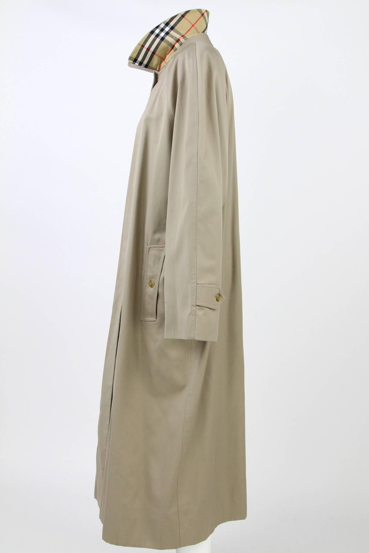 Classy cotton trench by Burberry, featuring cotton blend tartan lining and two front pockets, made in England.
Size 20 UK.

130 cm (l)