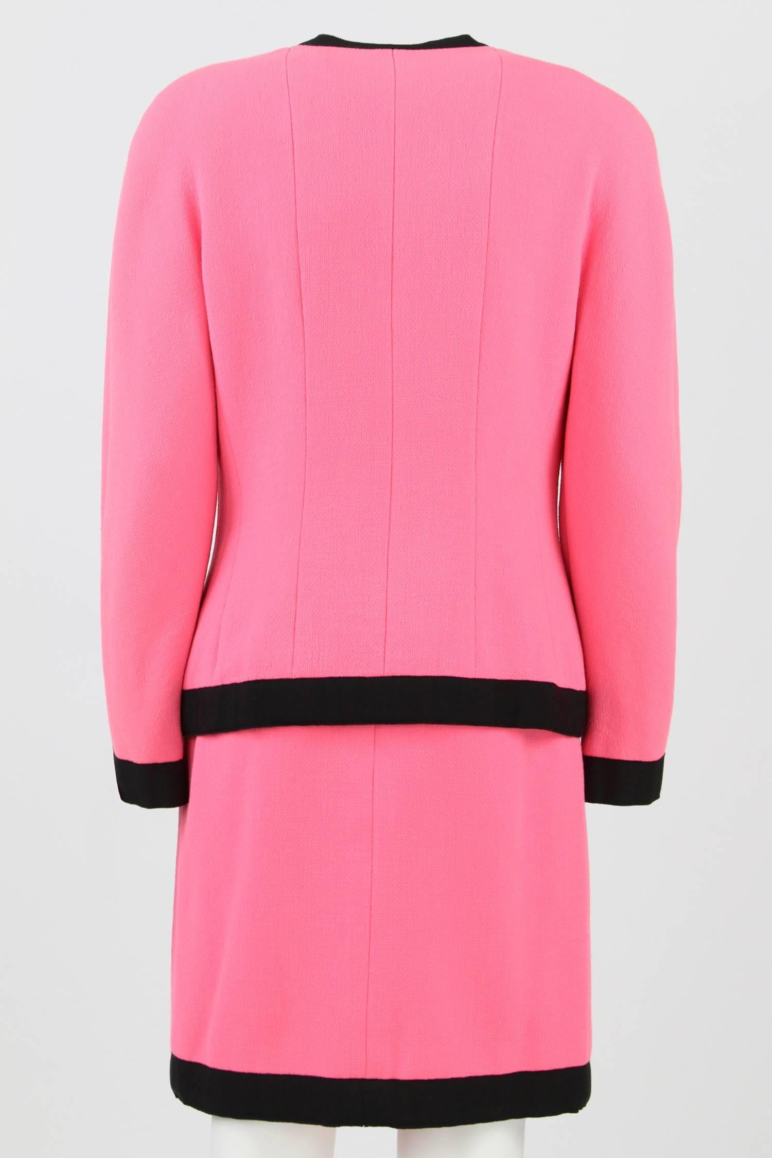 Beautiful Chanel pink wool skirt suit, featuring a bow, logo buttons and two front pockets. Fully lined in silk.
It is elegant worn as a suit, but why not trying the jacket on a pair of jean?

The item is in very good conditions, but the jacket