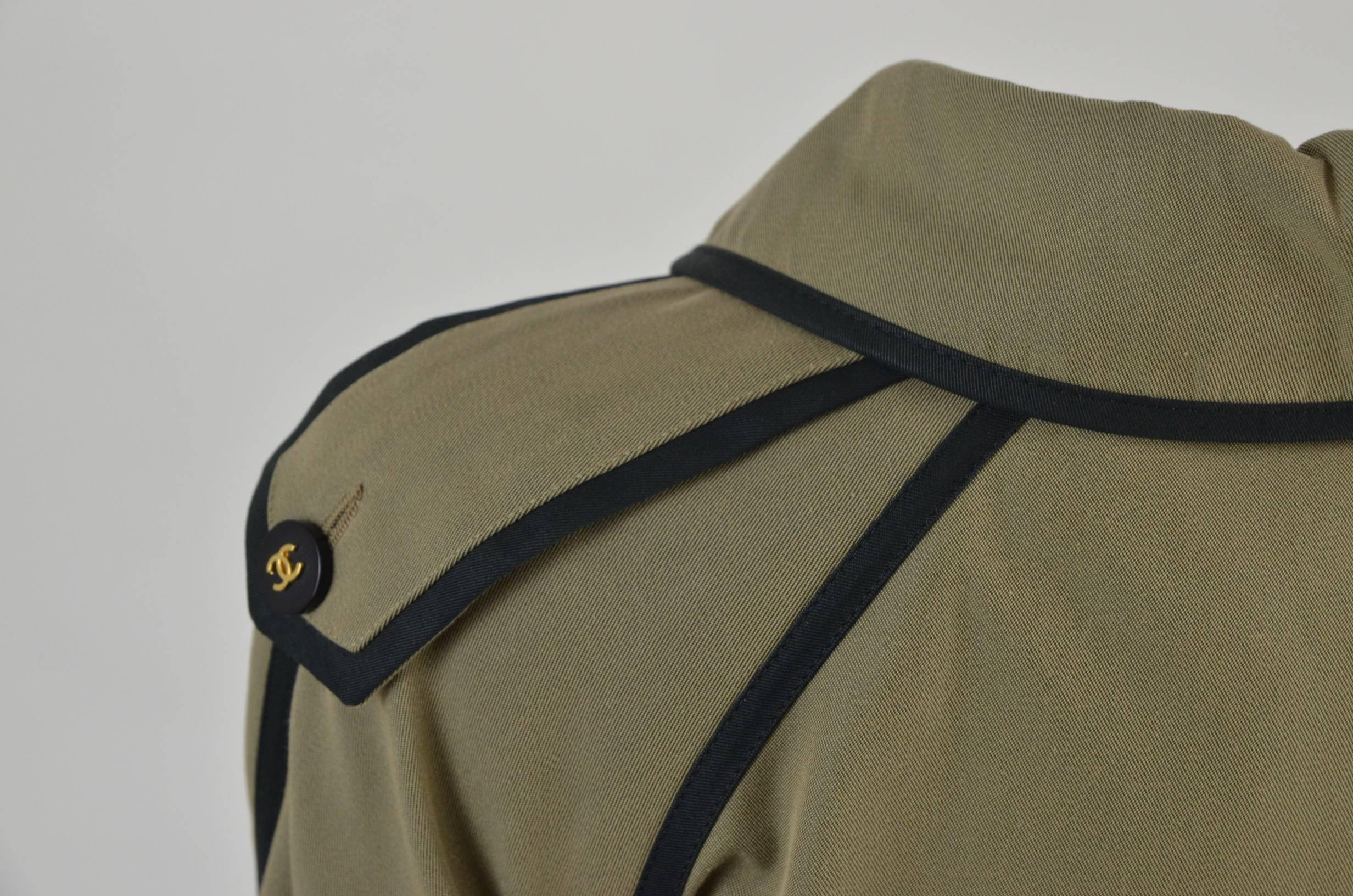 1990s Chanel Khaki Green Trench Coat In Excellent Condition For Sale In Lugo (RA), IT