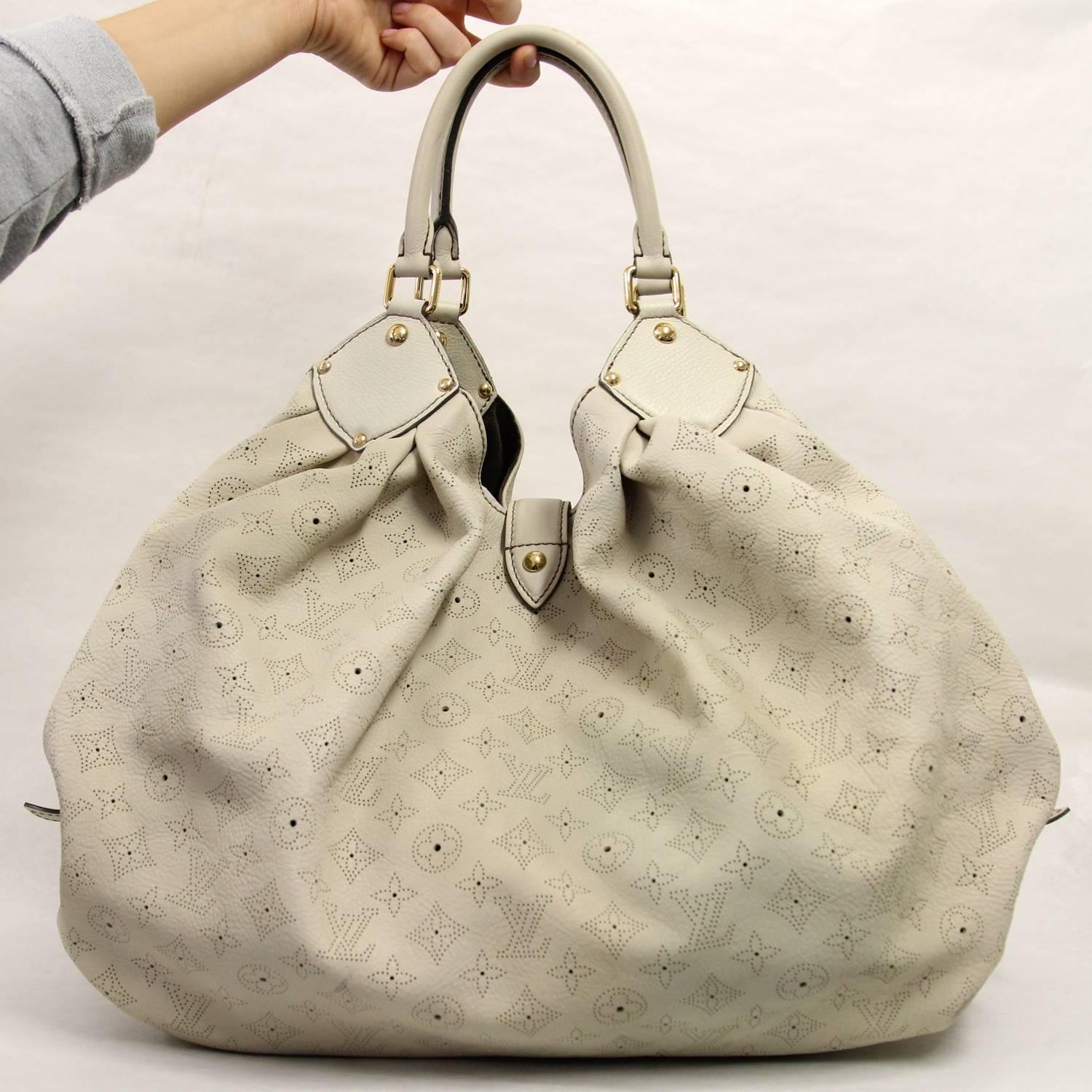 Lovely Louis Vuitton hobo bag, perforated logo leather and suede lining. One zippered pocket, two top handles, adjustable belts on both sides and gold hardware
This piece conditions are good: some minor signs of use can be observed.
Original dustbag
