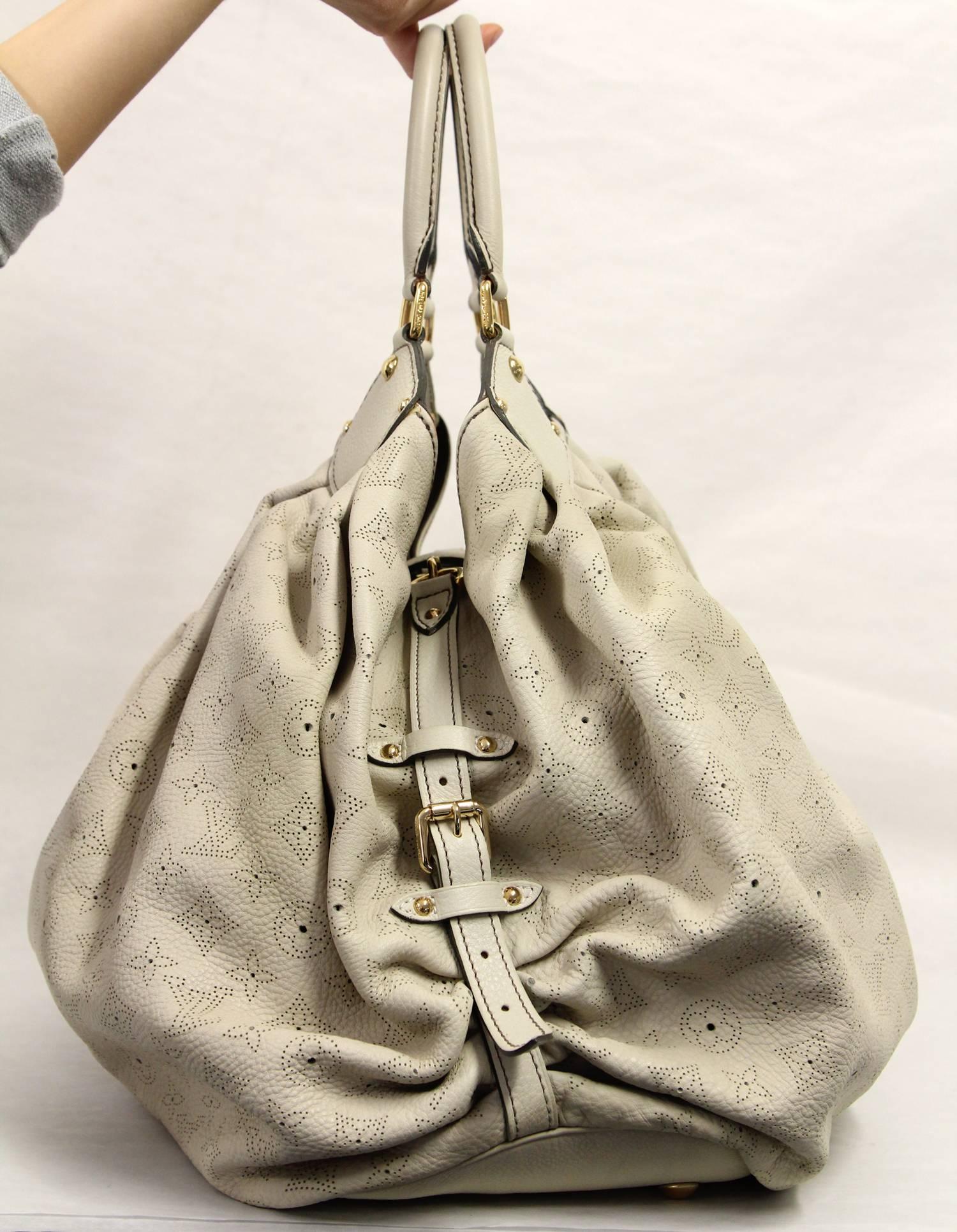2000s Louis Vuitton Perforated Beige Leather Mahina GM Hobo Bag  In Good Condition In Lugo (RA), IT