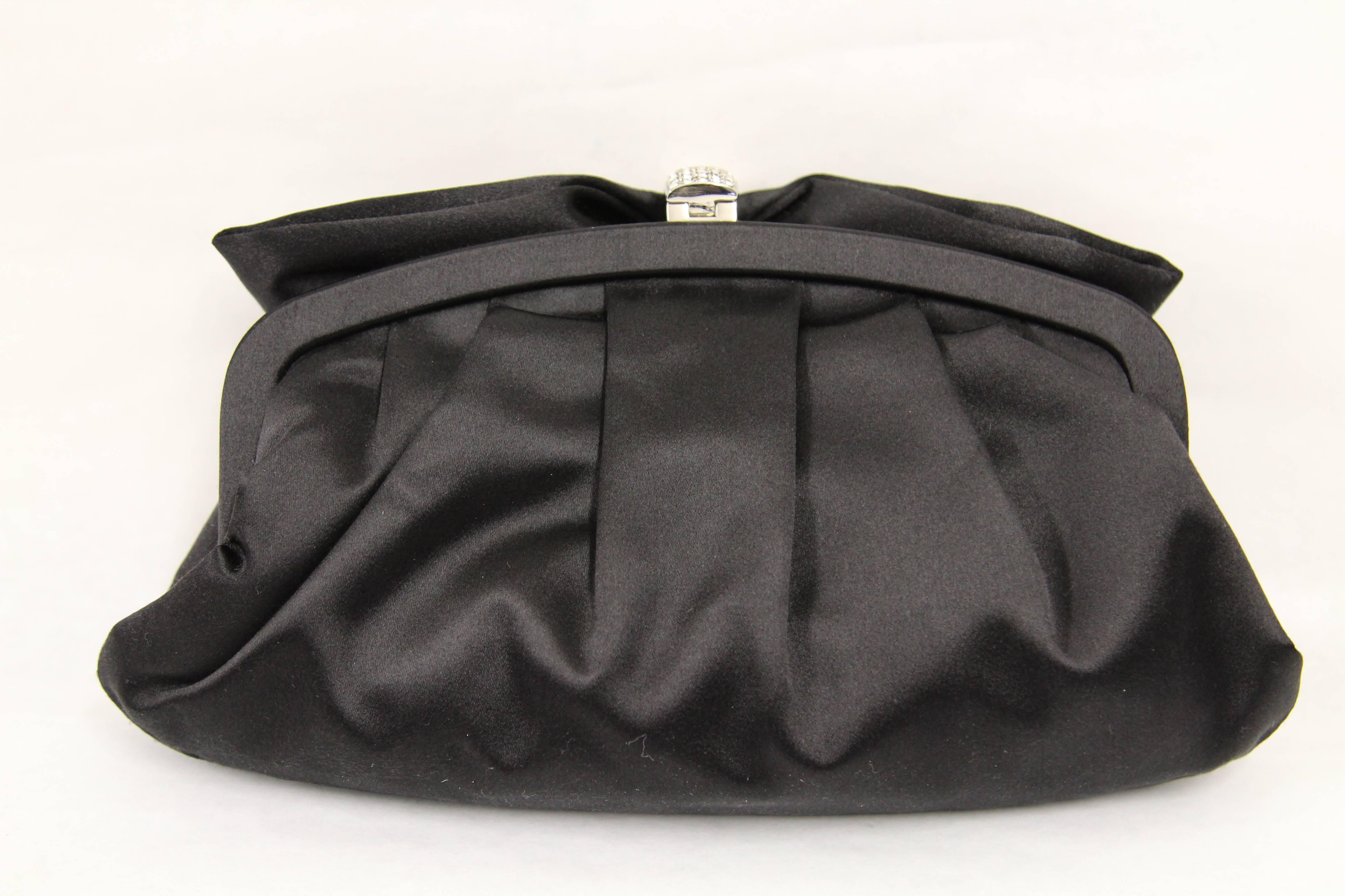 Valentino black satin silk bow-clutch featuring a silver chain shoulderstrap: the clutch can be easily worn on the shoulder. Metal closure.
Measurements: 26 cm x 13 cm x 3 cm
The item has never been worn: excellent conditions.