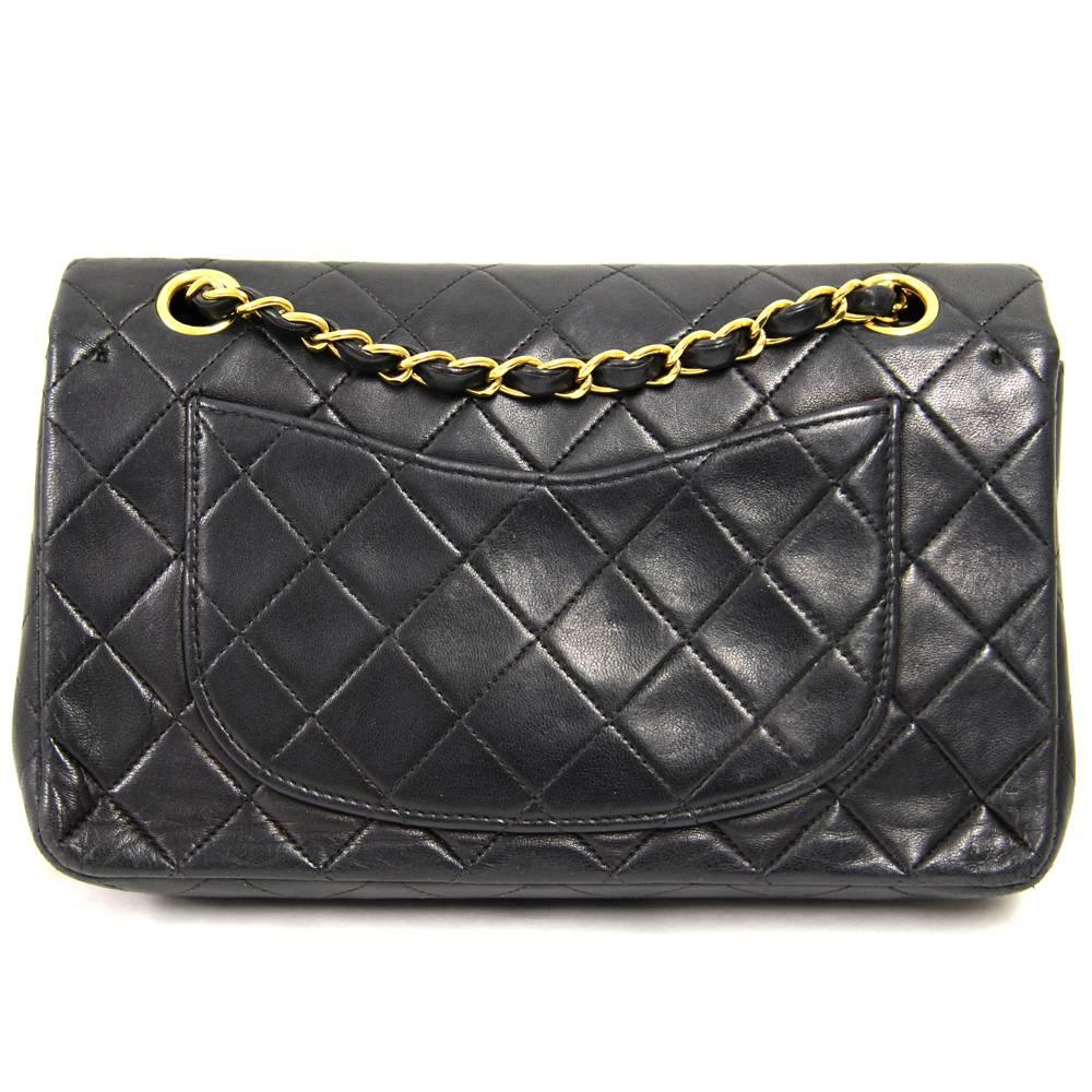 Lovely 2.55 Chanel black lamb skin bag, featuring double flap, gold harware, authenticity code (5374122). 
The outer is a light shade of black due to use. However, the bag does not present scratches. Conditions as you can see from the