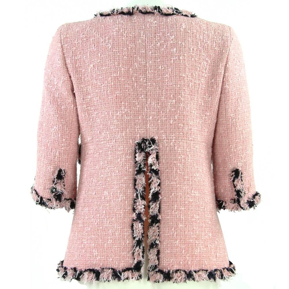 Elegant and stylish cotton blend Chanel jacket featuring pink silk lining, two front buttons and 3/4 sleeves. Produced in France in 2007.
This piece is kept in excellent conditions.
Size: 38 FR.

Measurements:
h: 60 cm
bust: 44 cm
sleeve: 40 cm