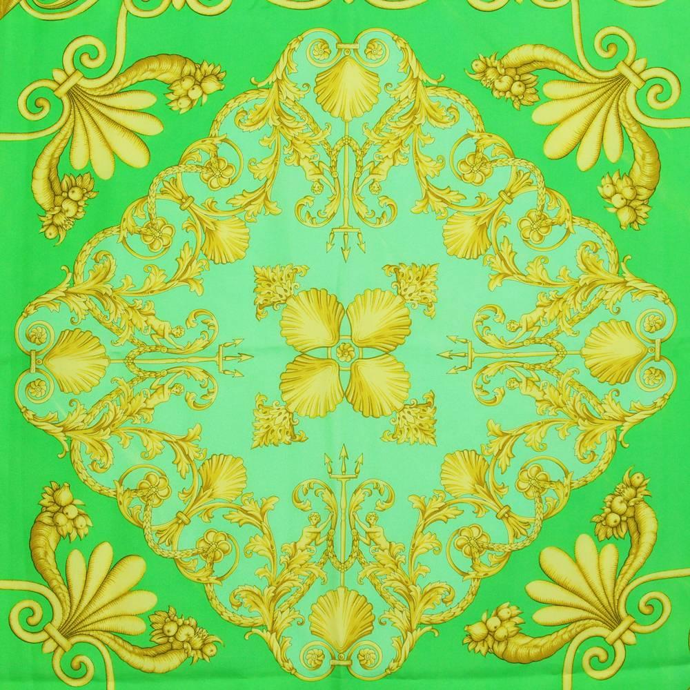 Eye-catching Versace foulard, in green and gold silk.
Recognizable medusa print.
This piece is in very good conditions.