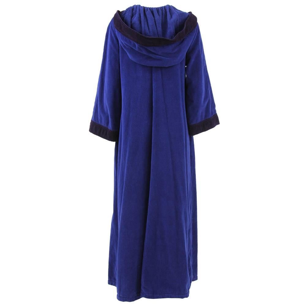 Beautiful Christian Dior blue overdyed hooded overcoat, in a sponge like fabric. Buttoned front and flared sleeves.
Measurements:
140 cm (length)
50 cm (shoulders)
54 cm (sleeve)
Good conditions.
