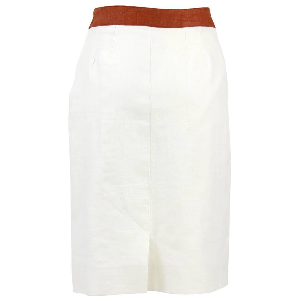 1980s Hermès off-white midi skirt featuring gold logo charms and a size zipper.
This piece is kept in very good conditions, with no signs of wear.
Size 40 FR.
Measurements:
waist: 33 cm 
length: 60 cm