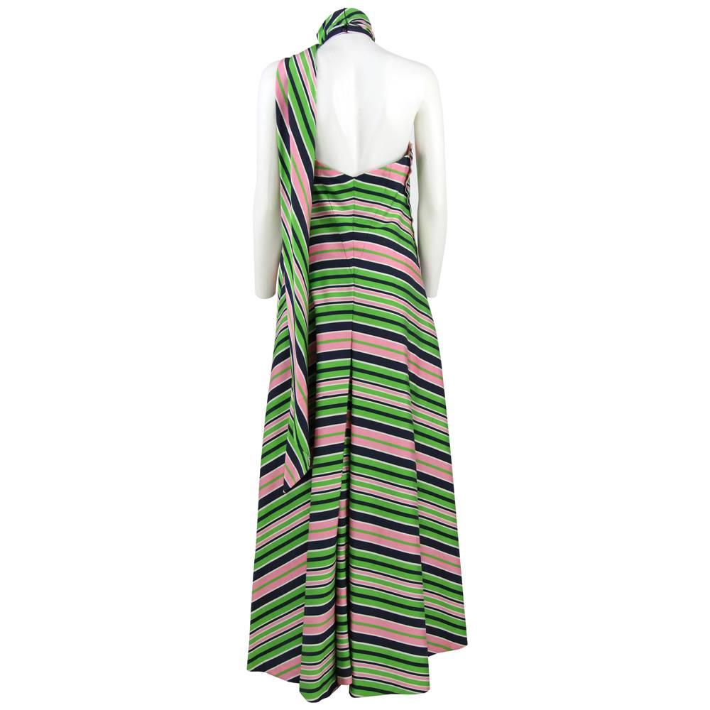 Beautiful French long dress featuring a coloured geometric pattern. The dress also features a low-back and a band which can be worn around the neck.
Very good conditions.

Measurements:
height: 150 cm
bust: 46 cm

Size: approximately size 46 IT.
 