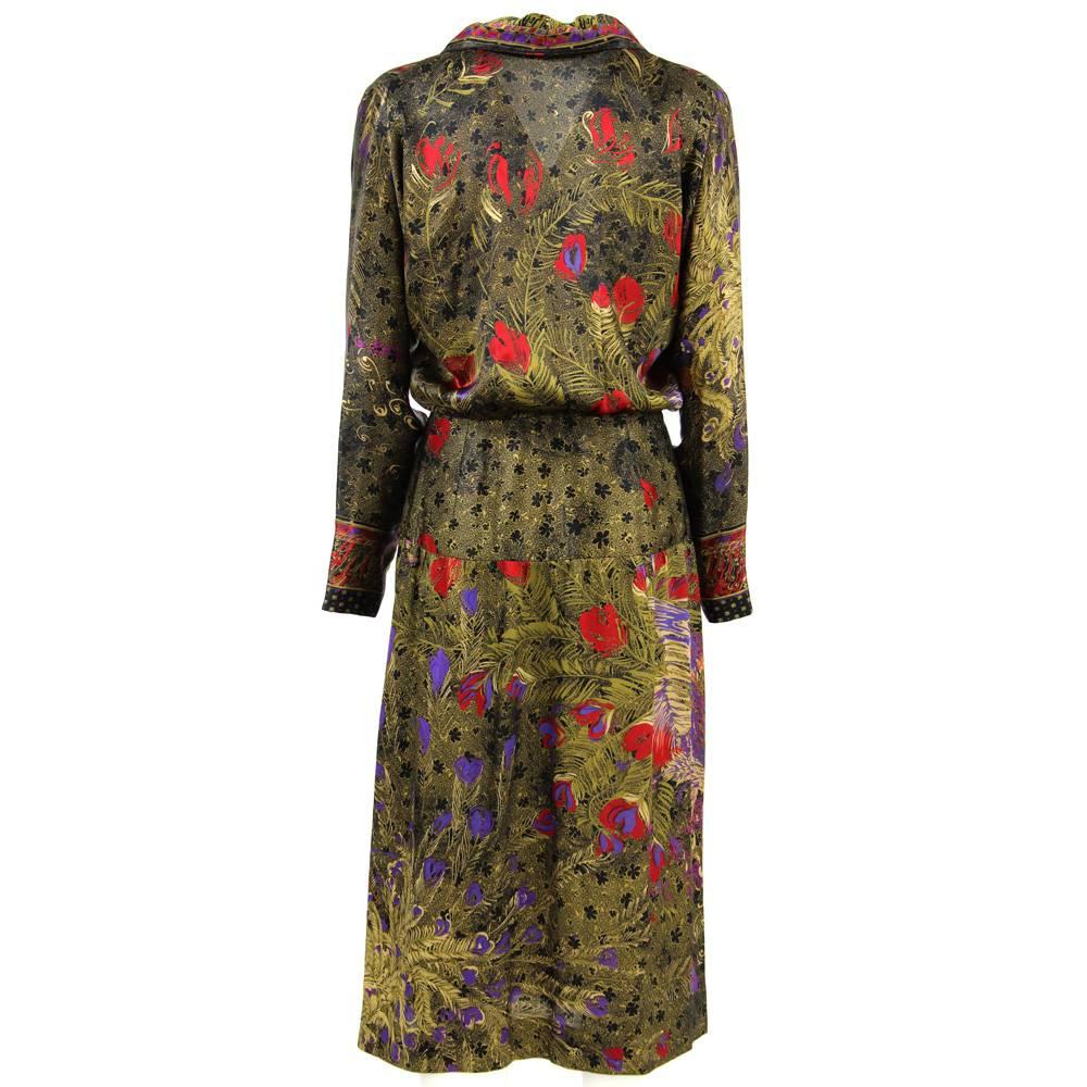 Fabulous Italian printed silk - blend dress, featuring front buttons, long sleeves and front slit end.

Height: 120 cm
Waist: 35 cm
Sleeve: 58 cm
Size approx 40 IT