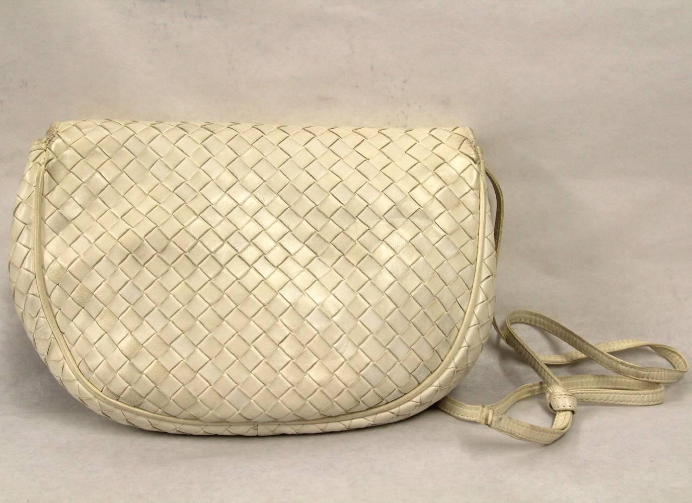 Extremely chic Bottega Veneta crossbody bag from the 1980s. Made of skillfully intertwined white leather, it features two pockets and one zip pocket in the inside. Clasp closure and removable strap. Definitely your ultimate choice for a classy still