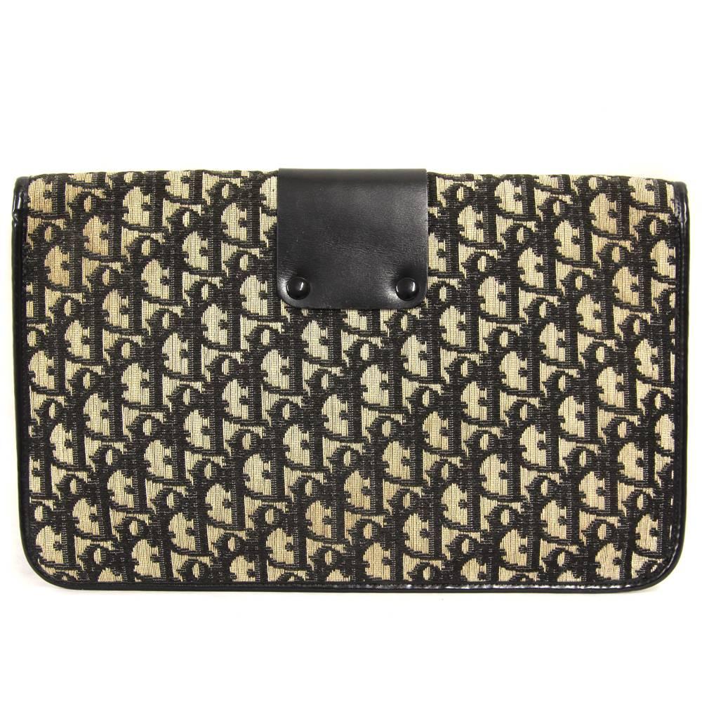 This Dior clutch is definitely a statement bag from the 1970s. With its exclusive monogram jacquard fabric and black leather details, it is perfect for keeping your essentials safe and stylishly. Features a push button closure.
Good