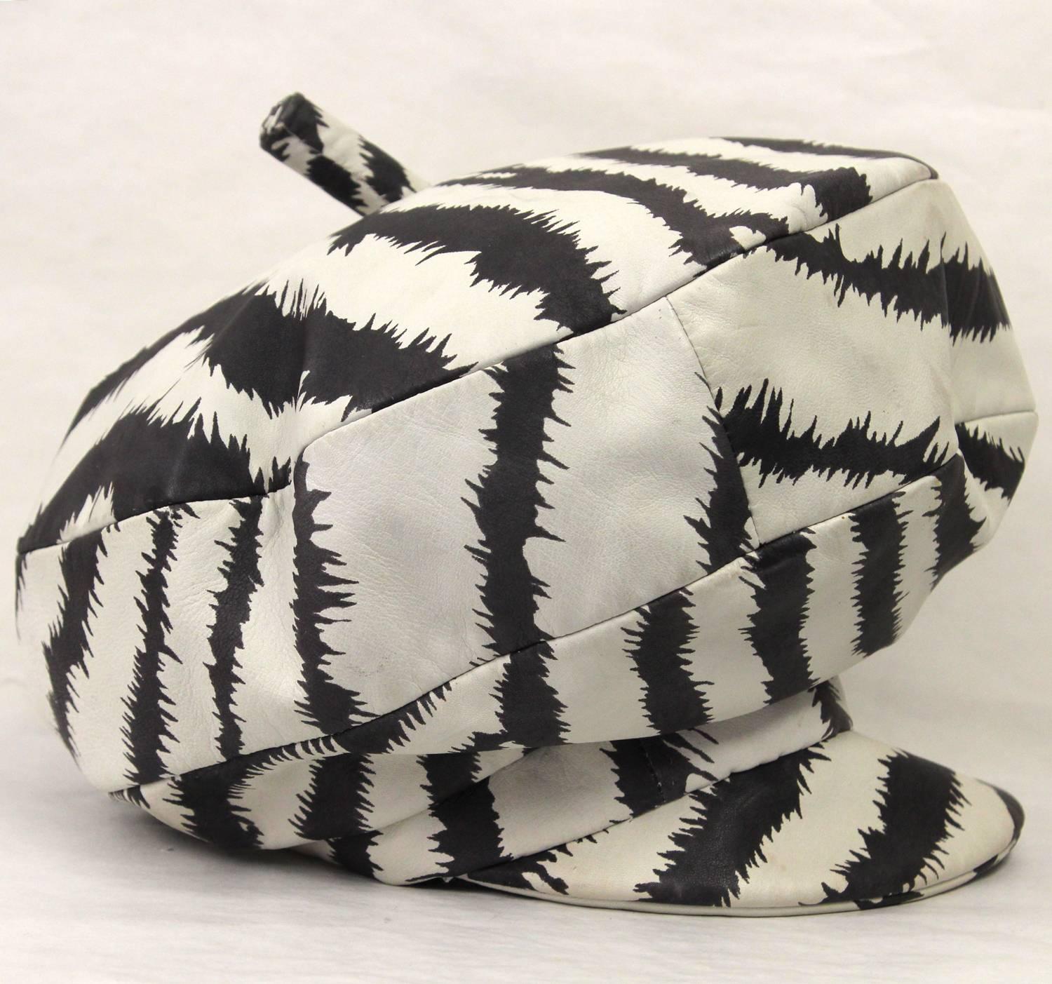 Super fun zebra-striped hat from Italian atelier Isotta Zerri. Very unusual and unique with its wide visor. Made of extremely soft leather with black and white pattern. Good conditions.

Measurements:
Total diameter: 22 cm
Head hole diameter: 18 cm