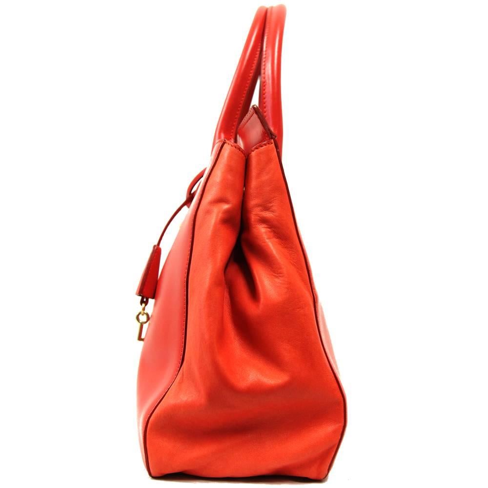 Adorable Rochas red leather handbag with very comfortable handles, ideal for carrying this gem by hand. Features one zip pocket, one inside pocket and a lock. Very good conditions.

Measurements: 
32 cm x 26 cm x 12 cm
