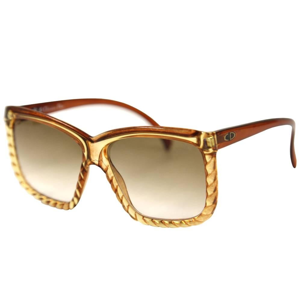 Christian Dior sunglasses with a beautiful edgy shape in caramel acetate. The frame has an intertwined decoration. Dates back to the 1970s.
Please note this item cannot be shipped to the US.

Measurements:
Width: 13 cm
Height: 5 cm