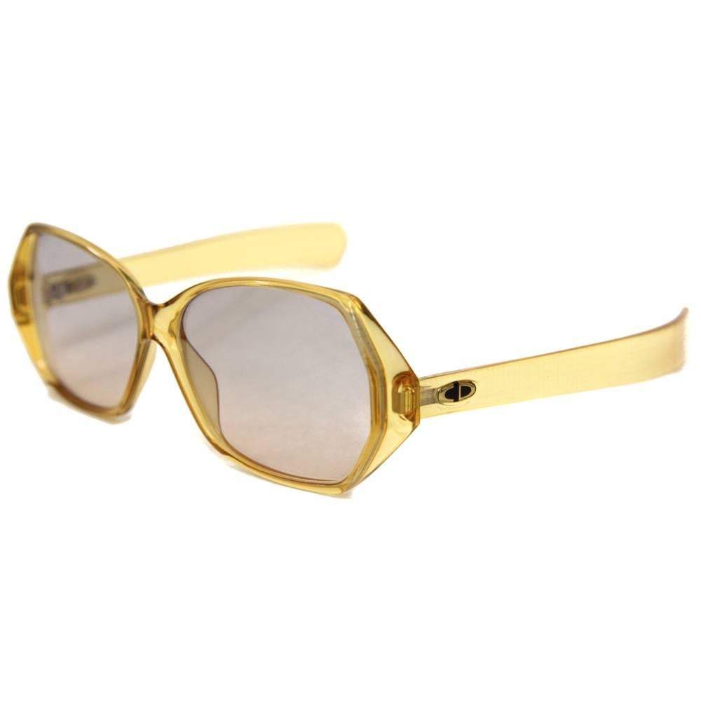 Lavish Christian Dior sunglasses in transparent yellow acetate. The frame has an edgy geometric shape and dates back to the 1970s. Good conditions.
Please note this item cannot be shipped to the US.

Measurements:
Width: 14,5 cm
Height: 5 cm