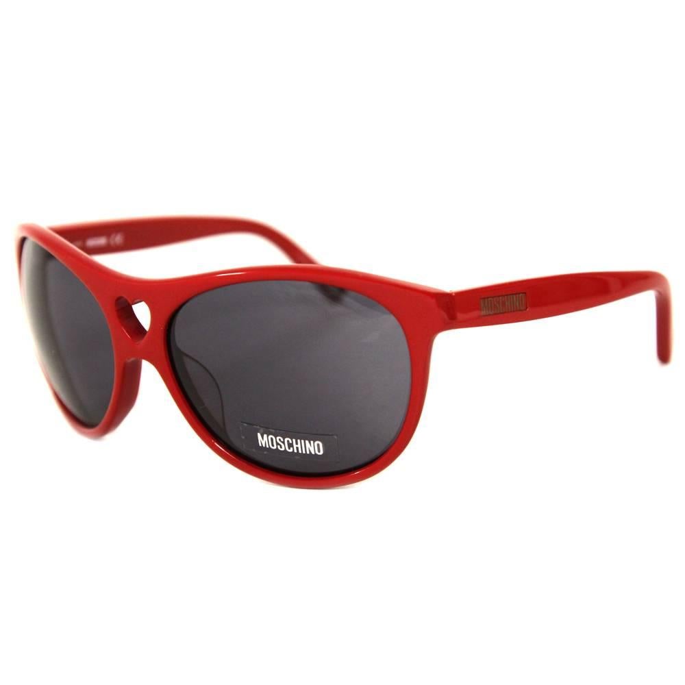 Moschino sunglasses in red acetate with heart-shaped hole. Good conditions.
Please note this item cannot be shipped to the US.

Measurements;
Width: 16 cm
Height: 5 cm
