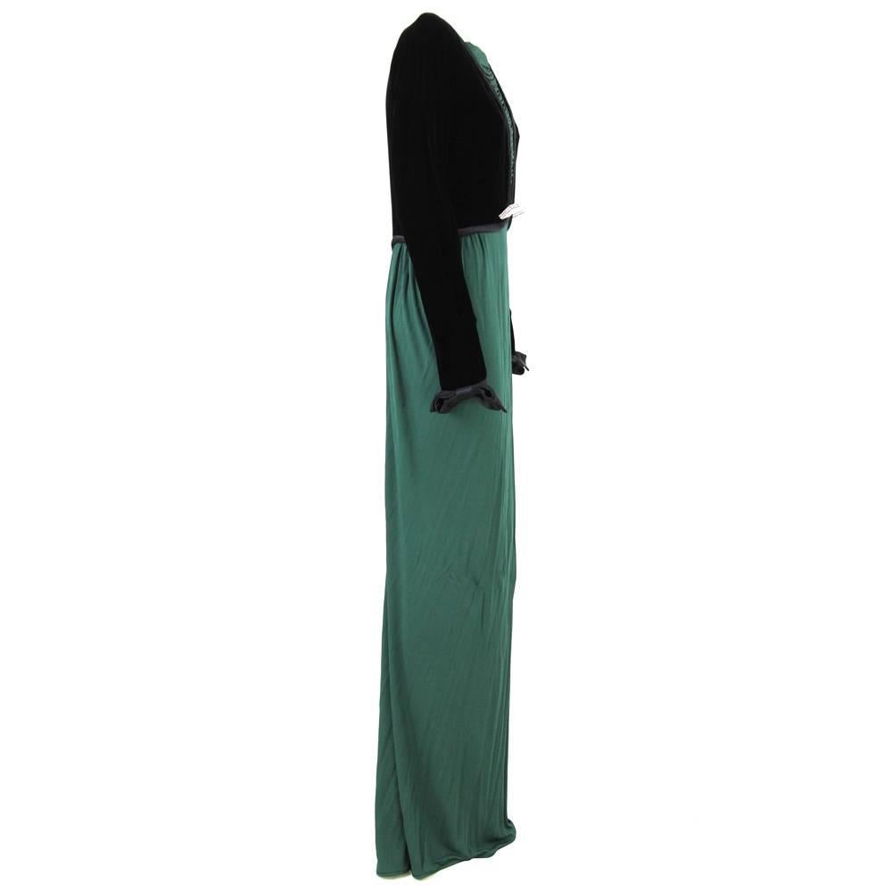 Magnificent Valentino emerald green and black maxi dress in mixed viscose and cuprammonium rayon with jewel buttons and bows on the cuffs. Good conditions.

Measurements:
Height: 167 cm
Chest: 42 cm 
Shoulders: 42 cm
