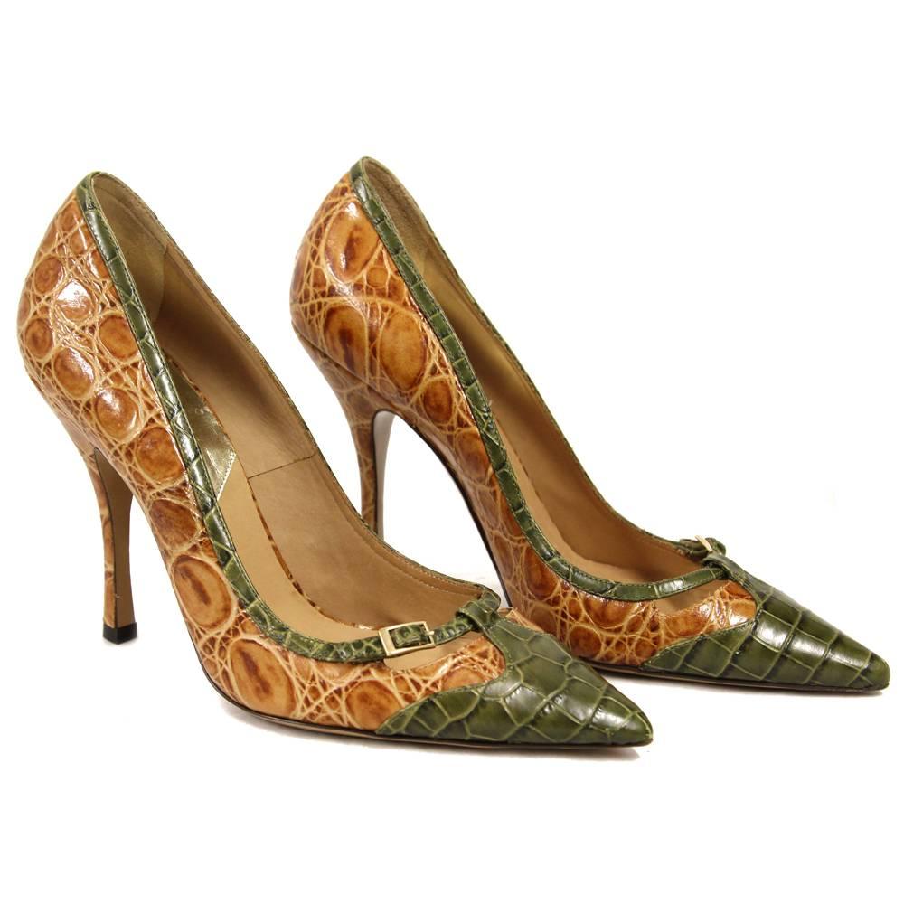 Super glam Dsquared pointed toe leather stiletto shoes. Caramel leather is crocodile-like with dark green details and small little buckle. Very good conditions.

Size: IT 39
Heel: 10 cm