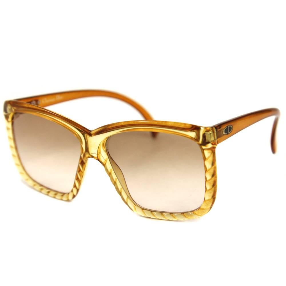 Elegant and edgy Christian Dior yellow sunglasses from the Seventies. The frame has a beautiful bronzed/caramel colour. A particular feature is the intertwined decoration around the eyes. Good conditions.
Please note this item cannot be shipped to