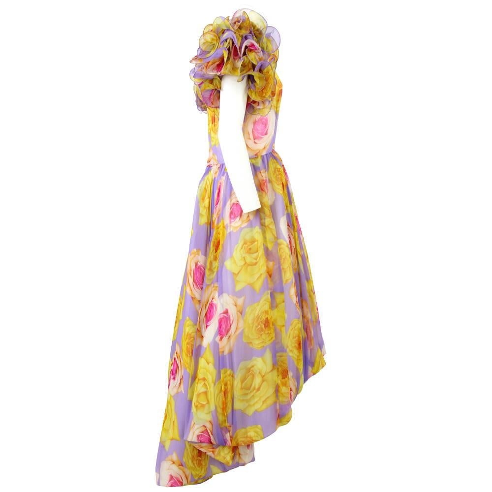 Mouth-watering floral party dress from the Sixties in yellow, pink and violet silk chiffon with frilly sleeves and asymmetrical skirt. Good conditions.

Measurements:
Height: 102 cm (front) 133 cm (back)
Bust: 32 cm
Waist: 28 cm

