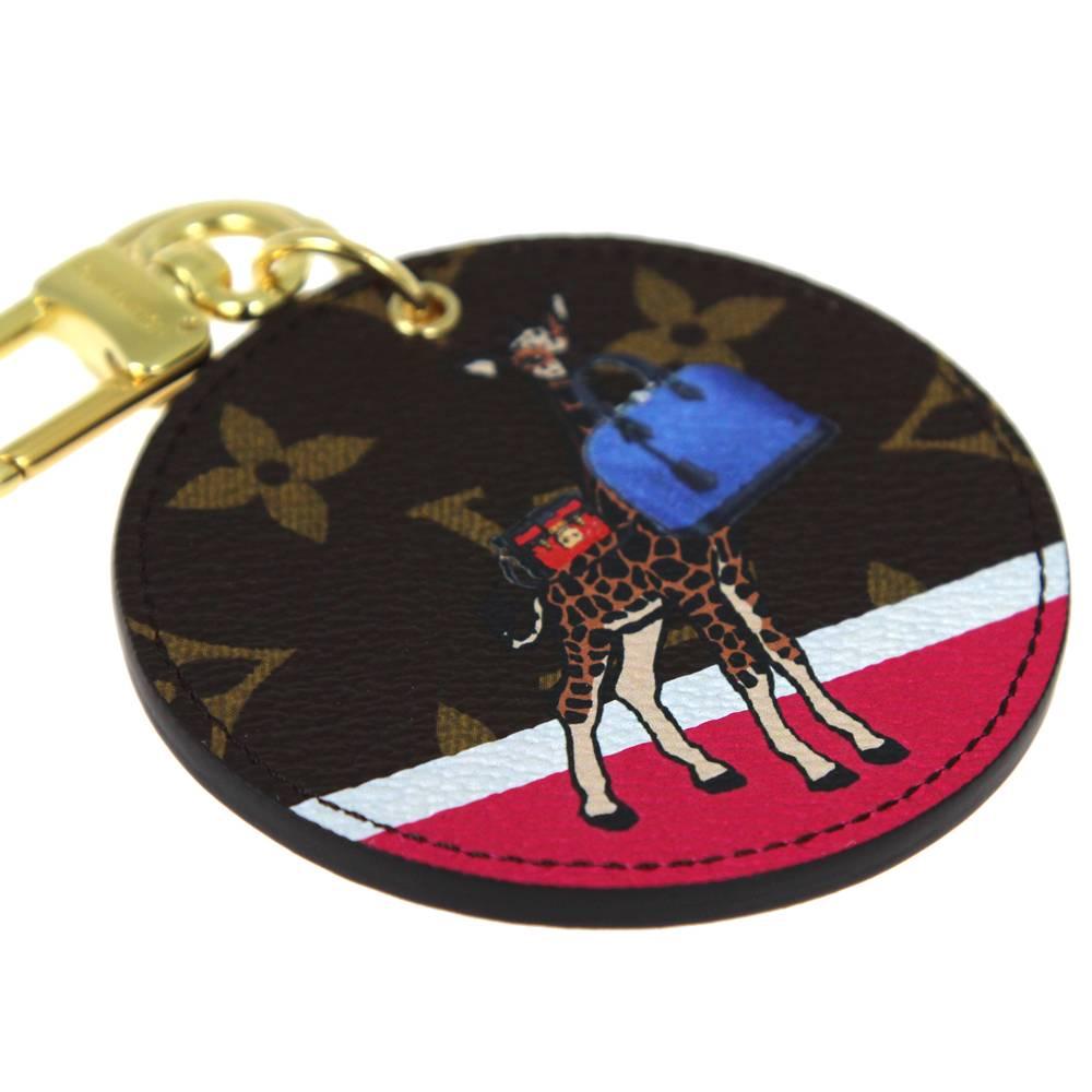 Luxurious and glamorous Louis Vuitton keyholder in classic monogram leather with a giraffe print. Golden hardware and shocking pink side. Excellent conditions.

Measurements: 8 x 8 cm
