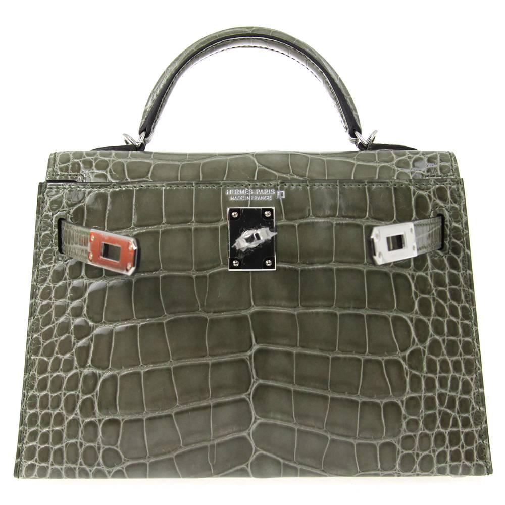 Extremely luxurious Hermès mini Kelly bag in gorgeous pigeon grey crocodile leather. Comes with its strap and silver hardware. Excellent conditions and brand new.
Please note this item cannot be shipped outside the European