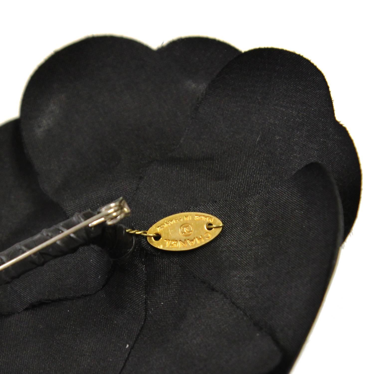2000's Chanel Black Fabric Camellia Lapel Pin In Excellent Condition In Lugo (RA), IT