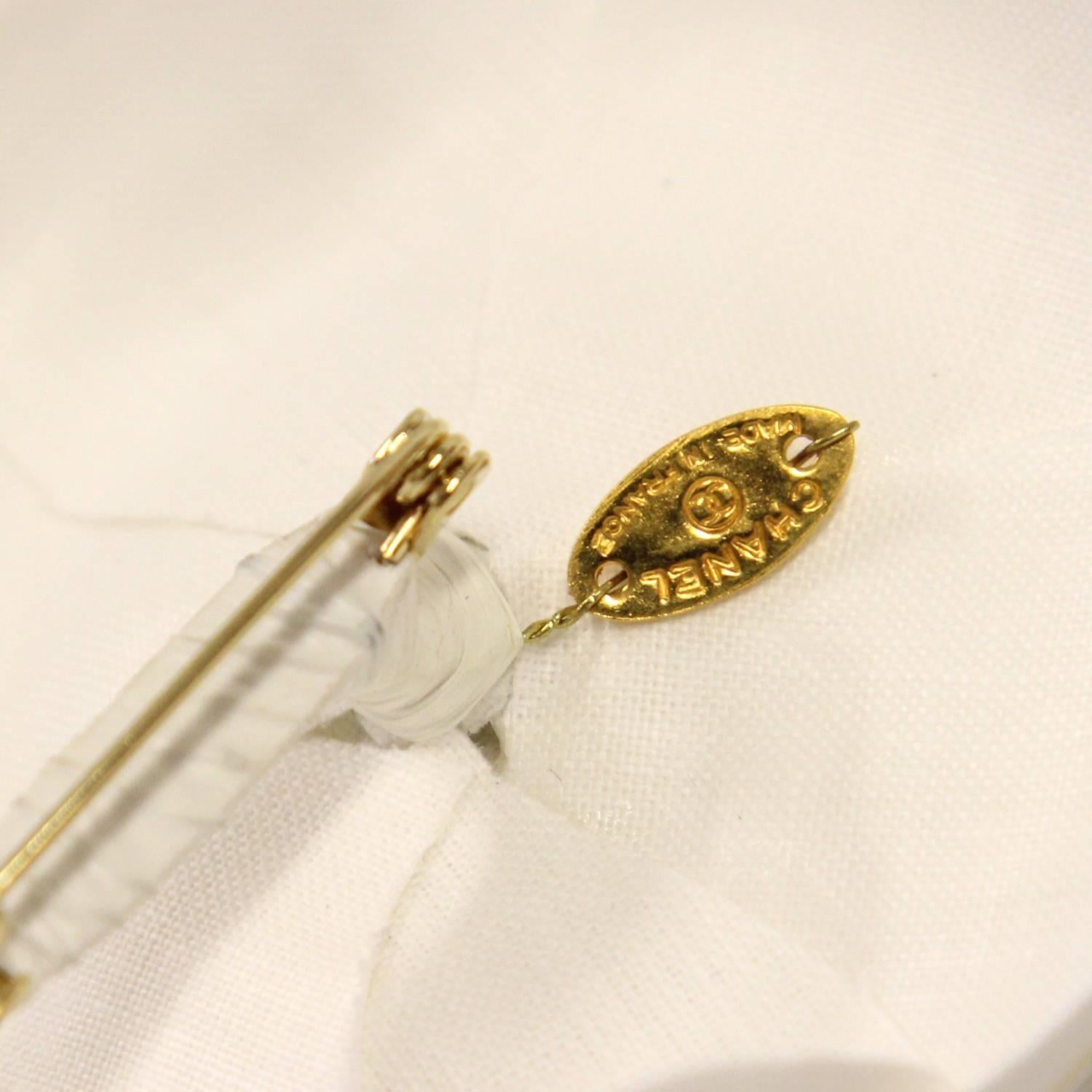 2000s Chanel White Fabric Camellia Lapel Pin In Excellent Condition In Lugo (RA), IT