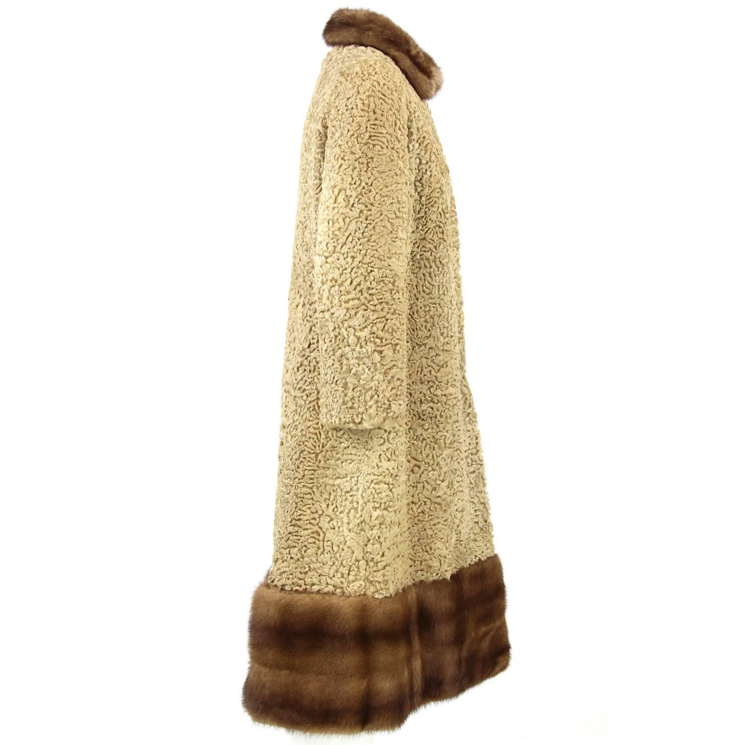 Soft flared tailoring beige coat in persian lamb trimmed with brown mink fur on the collar and on the bottom. It features two hook closures on the front, a button on the collar and one internal pocket. Lined. Excellent conditions.
Height: 115