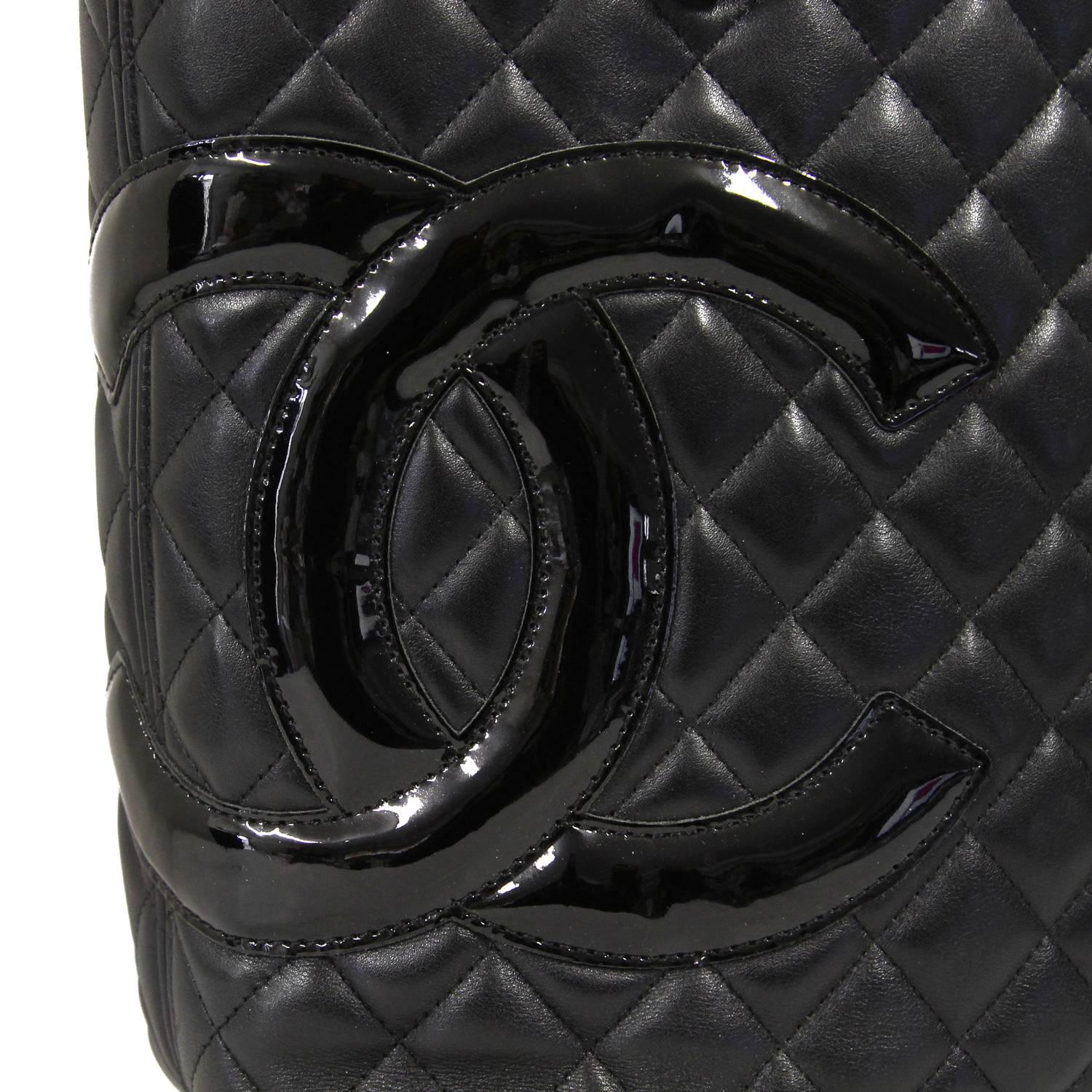 Beautiful black matelassé leather Rue Cambon bag by Chanel, featuring logo lining, two top handles, an external pocket and a zipped closure. According to the code (12049719) the item was produced between 2008 and 2009. The item is in good