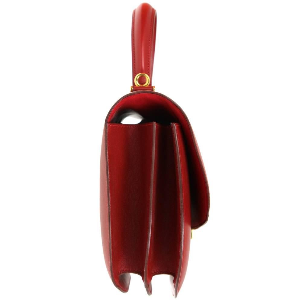 Bright red ("rouge hache") Hermès stirrup bag with golden hardware. The item is vintage, it was produced in 1991 code: (U), is in good conditions but it shows some scratches on the leather and signs of utilization. It comes with a shoulder