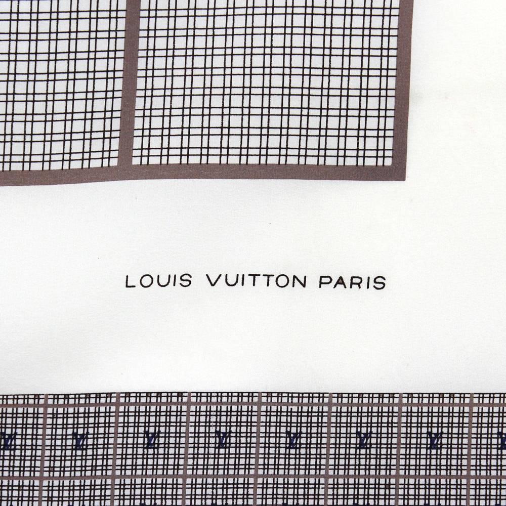 Louis Vuitton 100% silk scarf, in a geometric pattern in cream and brown colors. This piece was produced in the 90s and it's vintage, is in good conditionsbut shows some light rings (see the pictures).
Measurements: 87 cm x 87 cm 