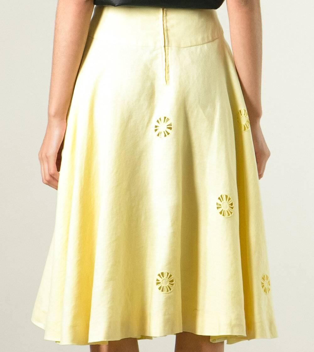 Pretty Céline linen skirt in a pale yellow color. It features a high waist, a pleated design, a rear zip fastening, a mid-length and an embroidered floral design. The item was produced in the 80s and is in very good conditions.
Length: 71 cm
Waist: