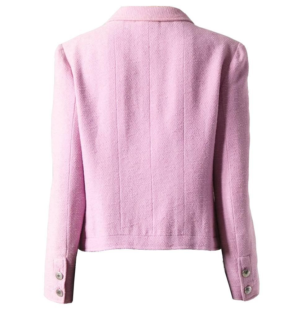 Adorable crop jacket by Chanel in pink cotton. It features a classic collar, long sleeves, frontal closure and buttoned pockets. Lined in silk. The item is vintage, it was produced in 1998 and is in very good conditions. The buttons are lightly