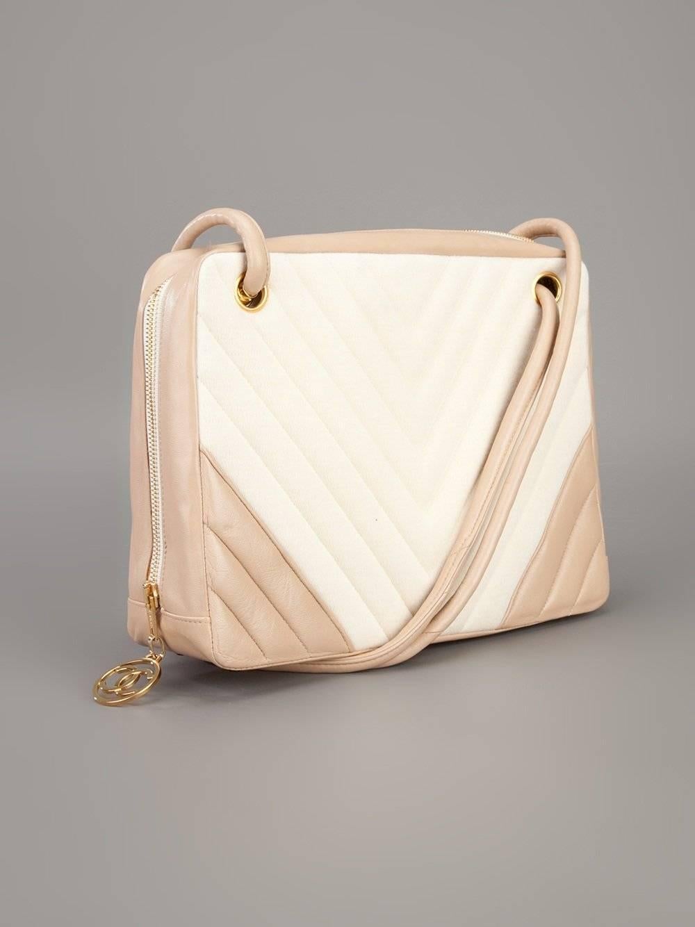 Beautiful two-tone Chanel bag in cream wool and nude pink leather, matelassé effect. The item is vintage, according to the code (1712681) it was produced between 1989-1991 and is in very good conditions. It features two handles, a zip closure with a