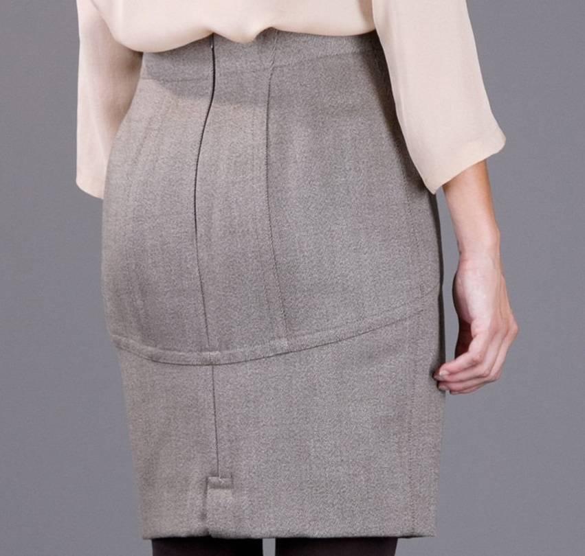 Alaïa high-waist wool skirt in mud grey color.  It features a straight-cut, embossed tubular seams, a small rip on the back and a hidden zip closure. The item is vintage, it was produced in the 80s and is in excellent conditions.
Height: 51